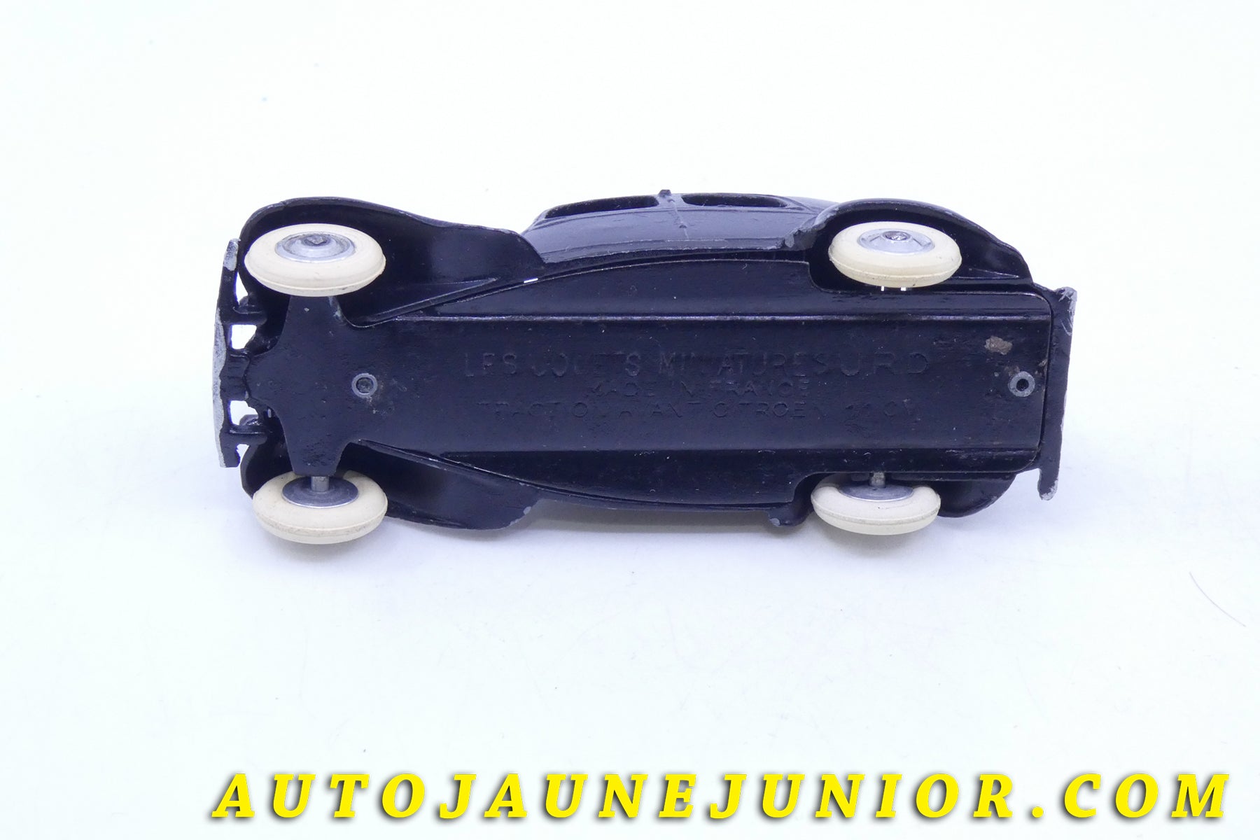 Le #3711 - JRD - Citroën - 11 BL est en vente sur Auto Jaune Junior ! Tekno, Politoys, Mebetoys, Mercury, Joal, Diapet, Märklin, TootsieToys.Vous avez le même jouet ? Profitez de notre expertise pour vous accompagner dans la vente de vos modèles ou votre collection ! Nous achetons tous lots de miniatures ! Contactez nous ! contact@autojaunejunior.com. 
