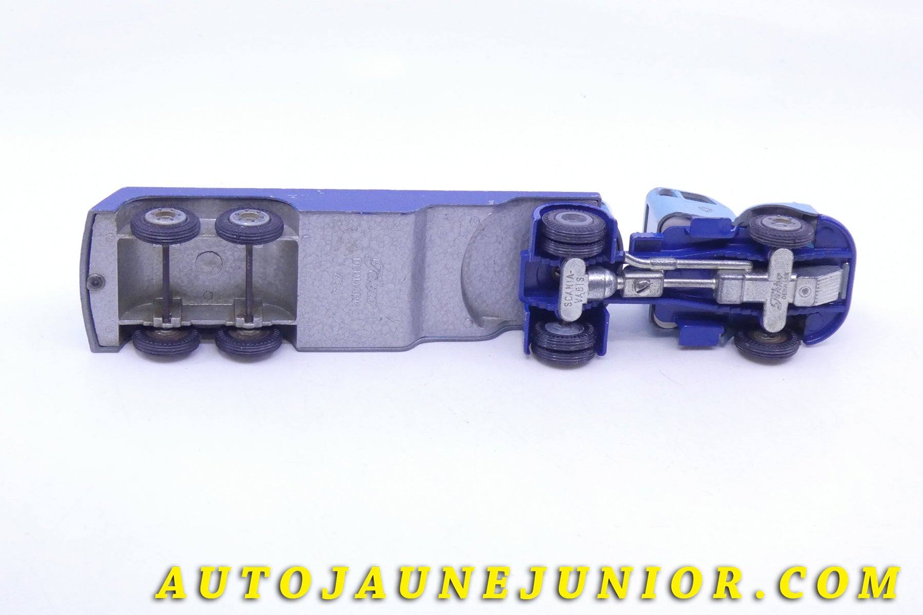 Le Tekno Scania 76 semi remorque citerne "Scania Vabis" est en vente sur Auto Jaune Junior ! Découvrez nos collections de diecast Tekno, Politoys, Mebetoys, Mercury, Joal, Diapet, Märklin, TootsieToys.AutoJaune Junior ; Vous avez le même jouet ? Profitez de notre expertise pour vous accompagner dans la vente de vos modèles ou votre collection ! Nous achetons tous lots de miniatures ! Contactez nous !
