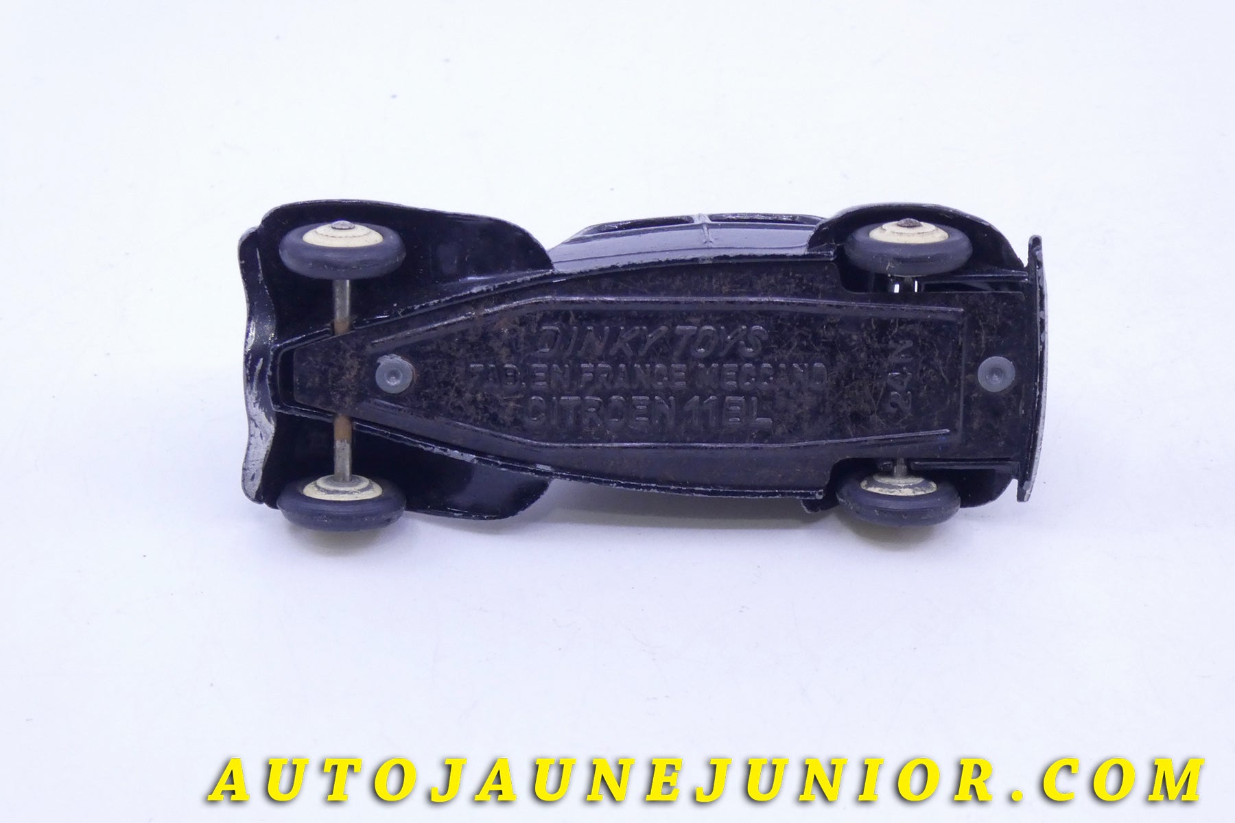 Le #3717 - Dinky Toys - Citroën - 11 BL avec Malle - Pavillon lisse est en vente sur Auto Jaune Junior ! Tekno, Politoys, Mebetoys, Mercury, Joal, Diapet, Märklin, TootsieToys.Vous avez le même jouet ? Profitez de notre expertise pour vous accompagner dans la vente de vos modèles ou votre collection ! Nous achetons tous lots de miniatures ! Contactez nous ! contact@autojaunejunior.com. 