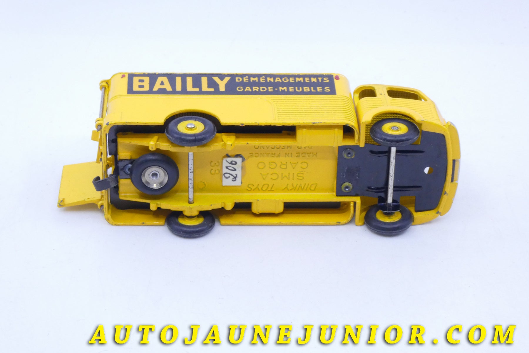Le Dinky Toys Simca Cargo fourgon Bailly est en vente sur Auto Jaune Junior ! Découvrez nos collections de diecast Tekno, Politoys, Mebetoys, Mercury, Joal, Diapet, Märklin, TootsieToys.AutoJaune Junior ; Vous avez le même jouet ? Profitez de notre expertise pour vous accompagner dans la vente de vos modèles ou votre collection ! Nous achetons tous lots de miniatures ! Contactez nous !