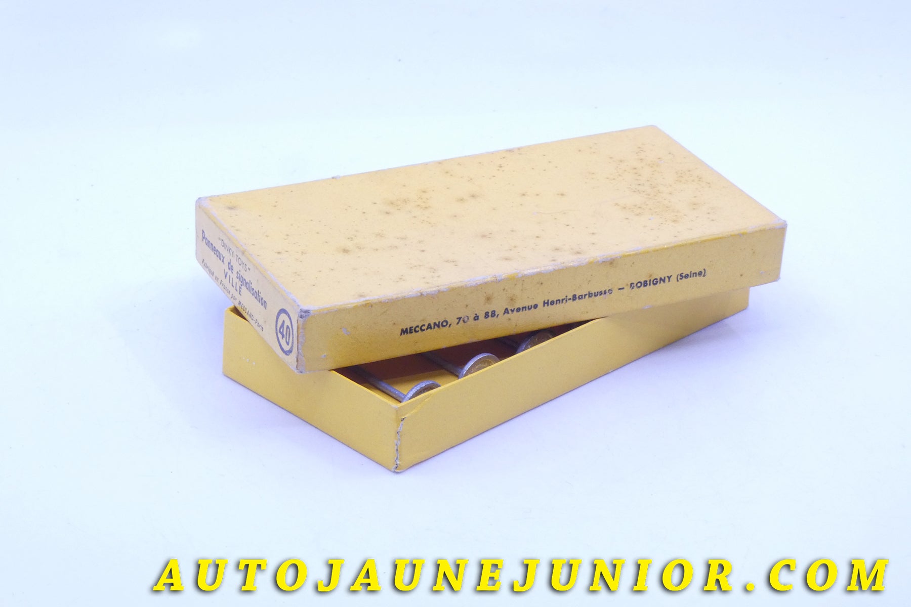 Le #3722 - Dinky Toys - Coffret - Panneaux de signalisation Ville est en vente sur Auto Jaune Junior ! Tekno, Politoys, Mebetoys, Mercury, Joal, Diapet, Märklin, TootsieToys.Vous avez le même jouet ? Profitez de notre expertise pour vous accompagner dans la vente de vos modèles ou votre collection ! Nous achetons tous lots de miniatures ! Contactez nous ! contact@autojaunejunior.com. 