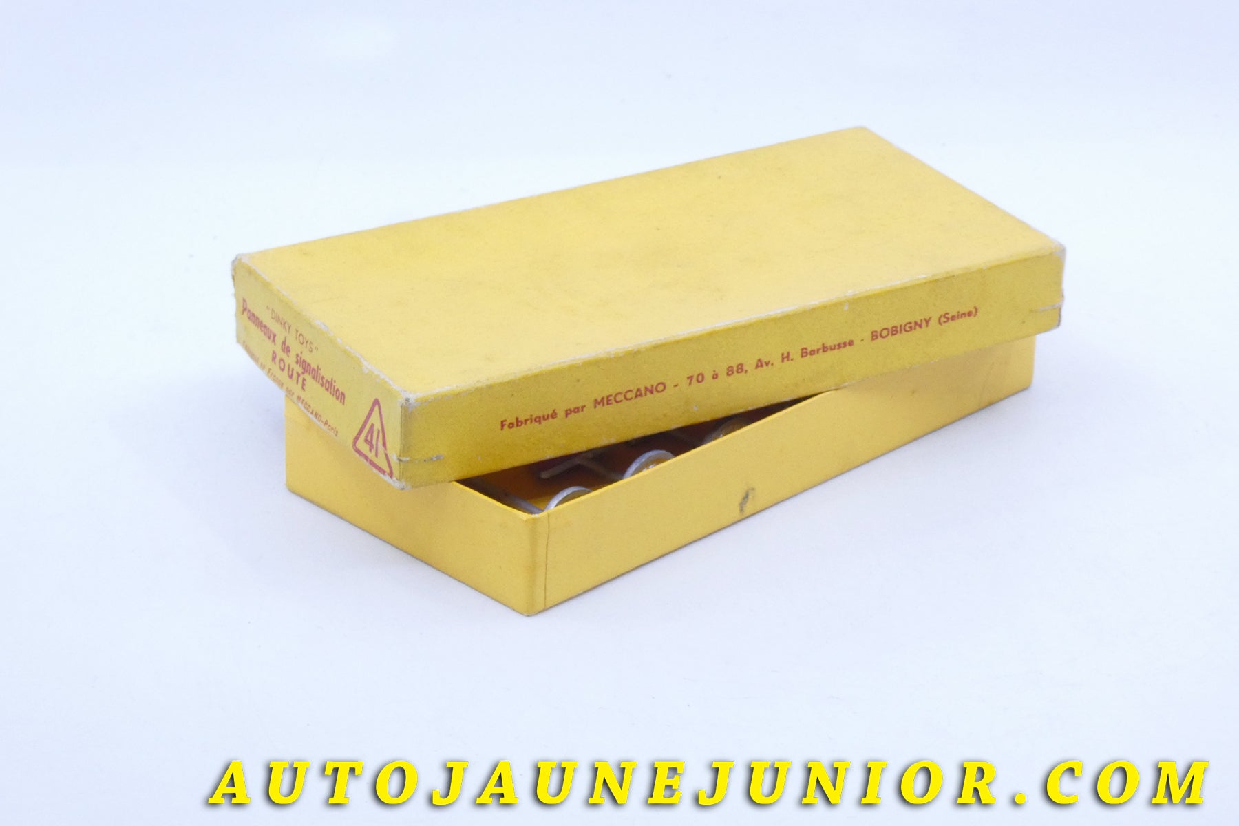 Le #3723 - Dinky Toys - Coffret - Panneaux de signalisation Route  est en vente sur Auto Jaune Junior ! Tekno, Politoys, Mebetoys, Mercury, Joal, Diapet, Märklin, TootsieToys.Vous avez le même jouet ? Profitez de notre expertise pour vous accompagner dans la vente de vos modèles ou votre collection ! Nous achetons tous lots de miniatures ! Contactez nous ! contact@autojaunejunior.com. 