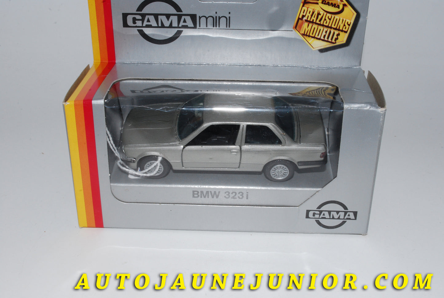 Le #3741 - Schuco - BMW - 323i est en vente sur Auto Jaune Junior ! Tekno, Politoys, Mebetoys, Mercury, Joal, Diapet, Märklin, TootsieToys.Vous avez le même jouet ? Profitez de notre expertise pour vous accompagner dans la vente de vos modèles ou votre collection ! Nous achetons tous lots de miniatures ! Contactez nous ! contact@autojaunejunior.com. 
