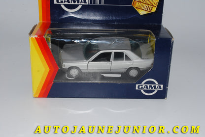 Le #3759 - Gama - Mercedes - 190 E Berline est en vente sur Auto Jaune Junior ! Tekno, Politoys, Mebetoys, Mercury, Joal, Diapet, Märklin, TootsieToys.Vous avez le même jouet ? Profitez de notre expertise pour vous accompagner dans la vente de vos modèles ou votre collection ! Nous achetons tous lots de miniatures ! Contactez nous ! contact@autojaunejunior.com. 
