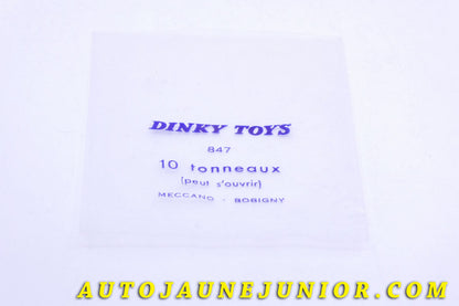 Le #3913 - Dinky Toys - Sachet d'accessoires vides - 10 Tonneaux (Original) - Provenance "Collection R.Goirand"  est en vente sur Auto Jaune Junior ! Tekno, Politoys, Mebetoys, Mercury, Joal, Diapet, Märklin, TootsieToys.Vous avez le même jouet ? Profitez de notre expertise pour vous accompagner dans la vente de vos modèles ou votre collection ! Nous achetons tous lots de miniatures ! Contactez nous ! contact@autojaunejunior.com. 