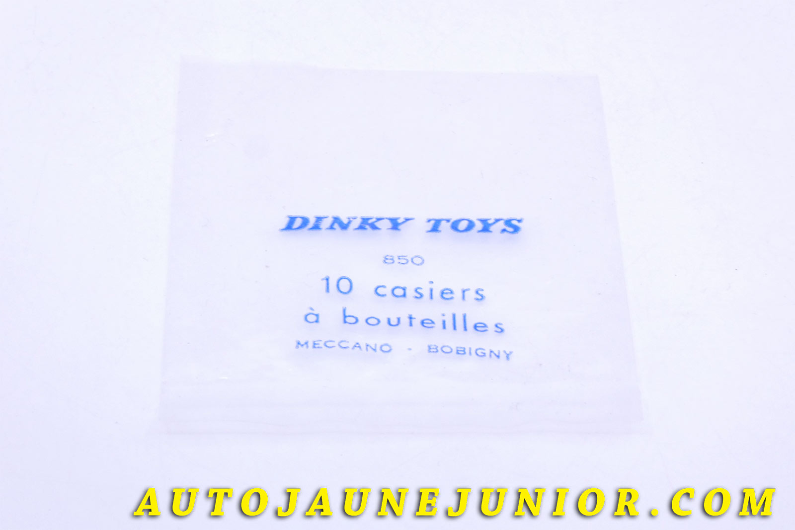 Le #3914 - Dinky Toys - Sachet d'accesoires vides - 10 Casiers à Bouteilles (Original) - Provenance "Collection R.Goirand" est en vente sur Auto Jaune Junior ! Tekno, Politoys, Mebetoys, Mercury, Joal, Diapet, Märklin, TootsieToys.Vous avez le même jouet ? Profitez de notre expertise pour vous accompagner dans la vente de vos modèles ou votre collection ! Nous achetons tous lots de miniatures ! Contactez nous ! contact@autojaunejunior.com. 