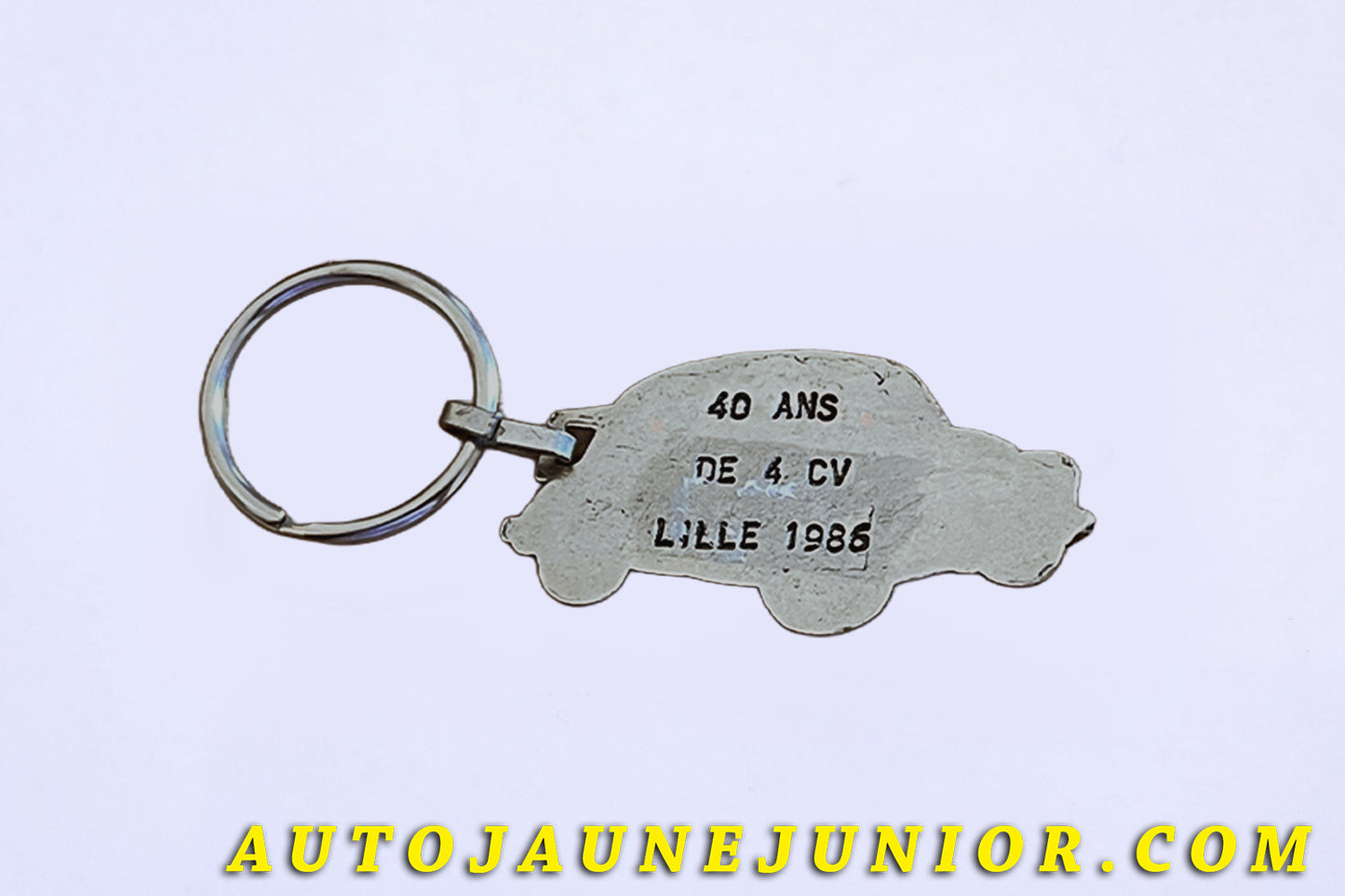 Le #3922 - Porte clé - Renault -  4CV - Les 40 Ans de  la 4CV - Lille 1986 est en vente sur Auto Jaune Junior ! Tekno, Politoys, Mebetoys, Mercury, Joal, Diapet, Märklin, TootsieToys.Vous avez le même jouet ? Profitez de notre expertise pour vous accompagner dans la vente de vos modèles ou votre collection ! Nous achetons tous lots de miniatures ! Contactez nous ! contact@autojaunejunior.com. 