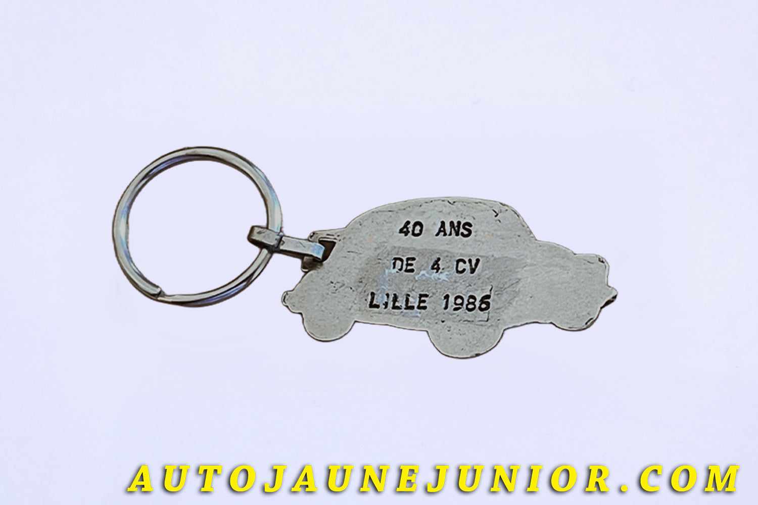 Le #3922 - Porte clé - Renault -  4CV - Les 40 Ans de  la 4CV - Lille 1986 est en vente sur Auto Jaune Junior ! Tekno, Politoys, Mebetoys, Mercury, Joal, Diapet, Märklin, TootsieToys.Vous avez le même jouet ? Profitez de notre expertise pour vous accompagner dans la vente de vos modèles ou votre collection ! Nous achetons tous lots de miniatures ! Contactez nous ! contact@autojaunejunior.com. 
