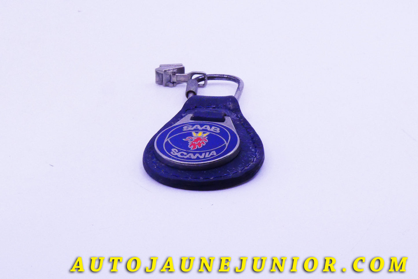 Le #3940 - Porte  clé - Saab - Scania  est en vente sur Auto Jaune Junior ! Tekno, Politoys, Mebetoys, Mercury, Joal, Diapet, Märklin, TootsieToys.Vous avez le même jouet ? Profitez de notre expertise pour vous accompagner dans la vente de vos modèles ou votre collection ! Nous achetons tous lots de miniatures ! Contactez nous ! contact@autojaunejunior.com. 