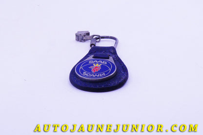 Le #3940 - Porte  clé - Saab - Scania  est en vente sur Auto Jaune Junior ! Tekno, Politoys, Mebetoys, Mercury, Joal, Diapet, Märklin, TootsieToys.Vous avez le même jouet ? Profitez de notre expertise pour vous accompagner dans la vente de vos modèles ou votre collection ! Nous achetons tous lots de miniatures ! Contactez nous ! contact@autojaunejunior.com. 