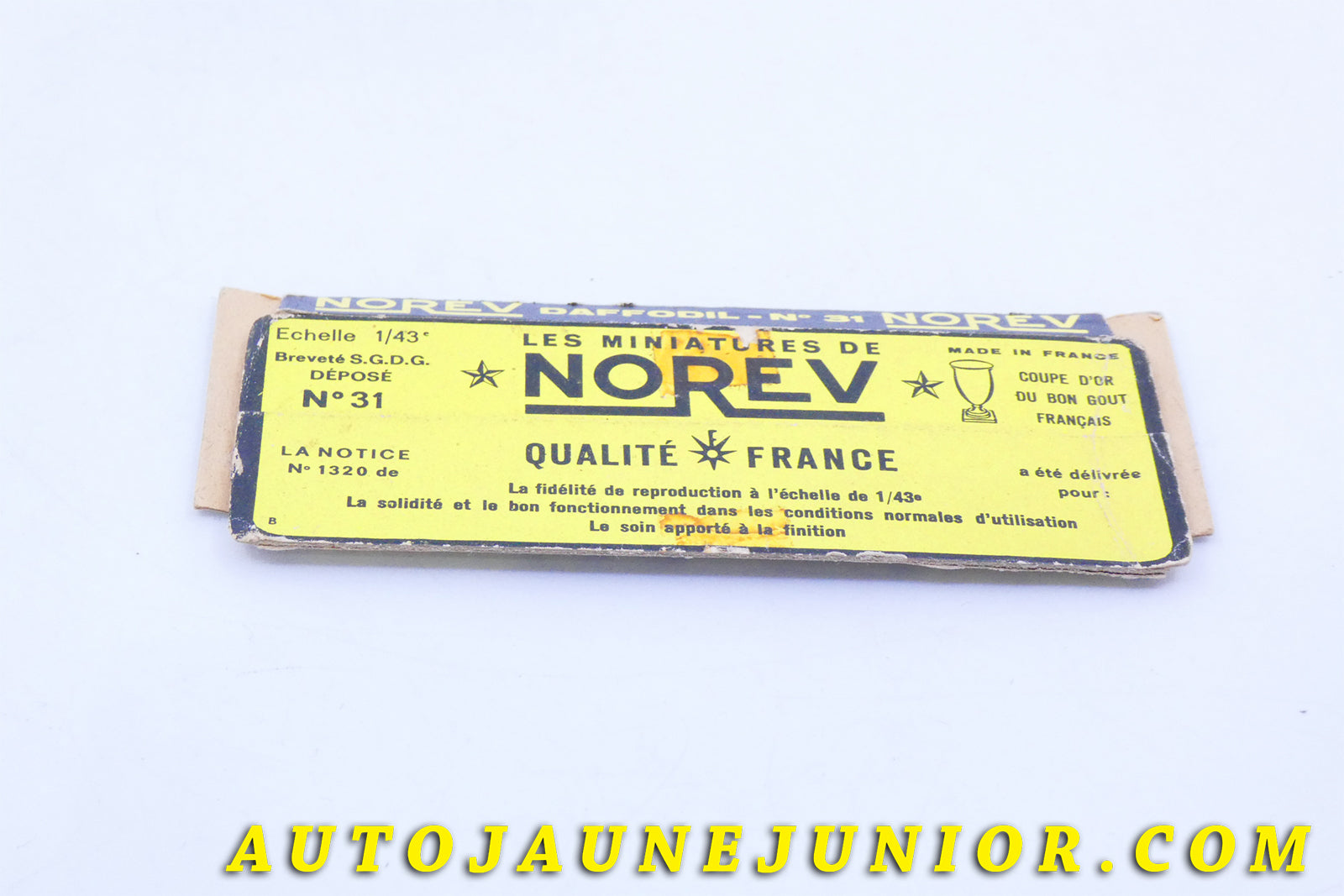 Le #3978 - Norev - DAF - Socle original boite Mica - Daffodil est en vente sur Auto Jaune Junior ! Tekno, Politoys, Mebetoys, Mercury, Joal, Diapet, Märklin, TootsieToys.Vous avez le même jouet ? Profitez de notre expertise pour vous accompagner dans la vente de vos modèles ou votre collection ! Nous achetons tous lots de miniatures ! Contactez nous ! contact@autojaunejunior.com. 