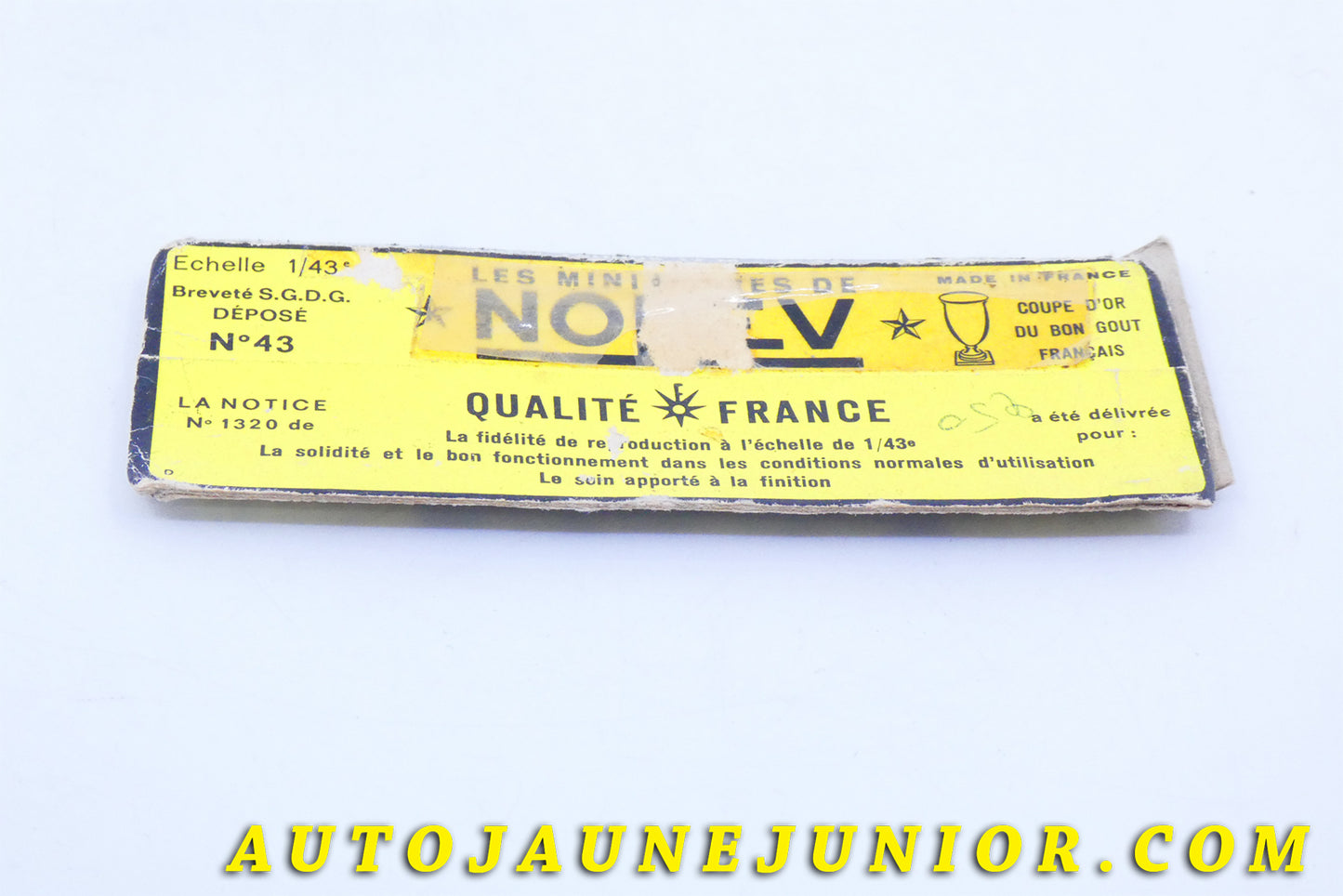 Le #3980 - Norev - Ford - Socle original boite Mica - Taunus 17 M est en vente sur Auto Jaune Junior ! Tekno, Politoys, Mebetoys, Mercury, Joal, Diapet, Märklin, TootsieToys.Vous avez le même jouet ? Profitez de notre expertise pour vous accompagner dans la vente de vos modèles ou votre collection ! Nous achetons tous lots de miniatures ! Contactez nous ! contact@autojaunejunior.com. 