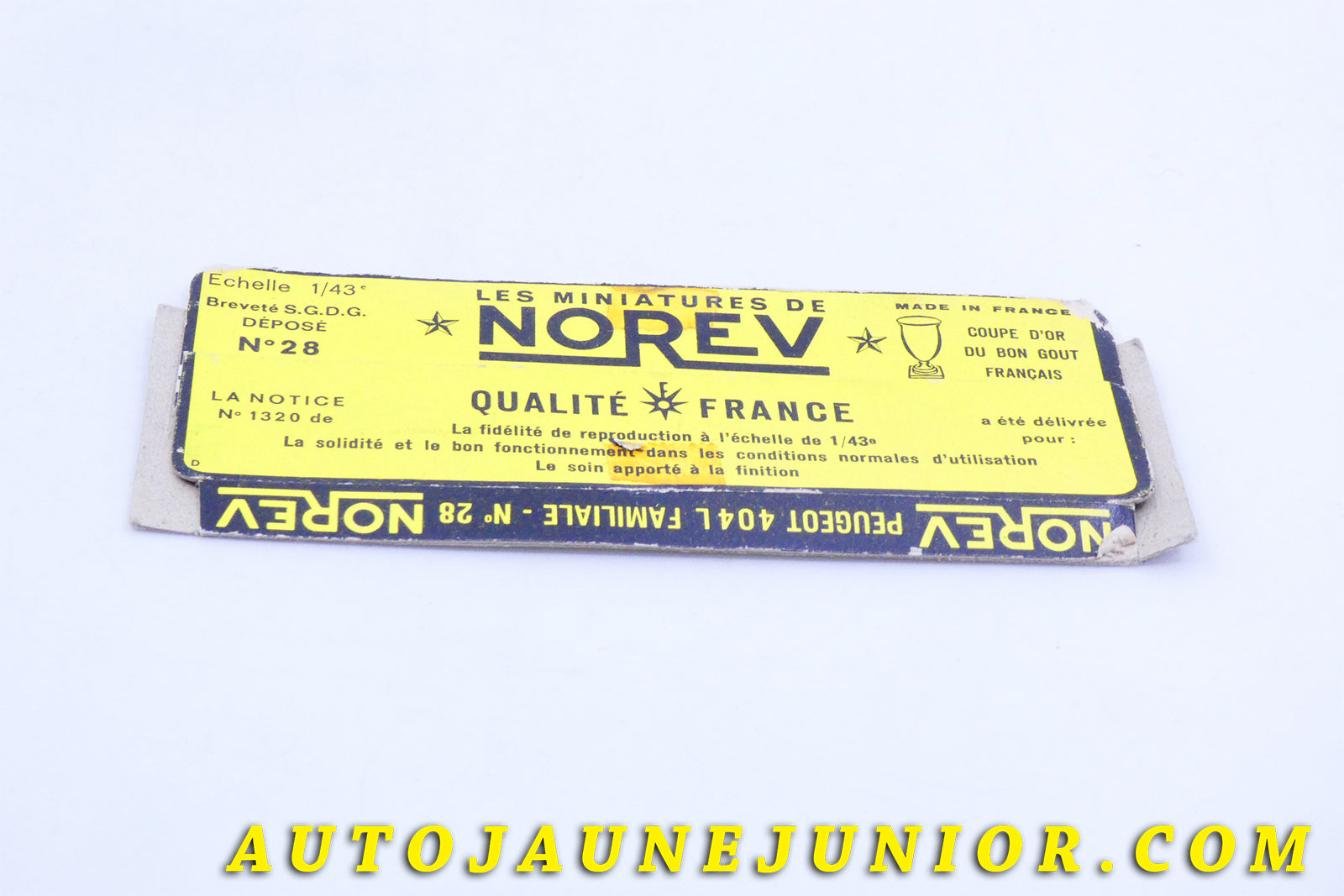 Le #3984 - Norev - Peugeot - Socle original boite Mica - 404 L Familiale est en vente sur Auto Jaune Junior ! Tekno, Politoys, Mebetoys, Mercury, Joal, Diapet, Märklin, TootsieToys.Vous avez le même jouet ? Profitez de notre expertise pour vous accompagner dans la vente de vos modèles ou votre collection ! Nous achetons tous lots de miniatures ! Contactez nous ! contact@autojaunejunior.com. 