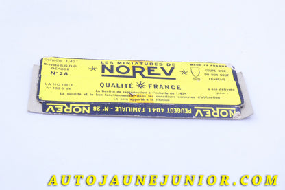 Le #3984 - Norev - Peugeot - Socle original boite Mica - 404 L Familiale est en vente sur Auto Jaune Junior ! Tekno, Politoys, Mebetoys, Mercury, Joal, Diapet, Märklin, TootsieToys.Vous avez le même jouet ? Profitez de notre expertise pour vous accompagner dans la vente de vos modèles ou votre collection ! Nous achetons tous lots de miniatures ! Contactez nous ! contact@autojaunejunior.com. 
