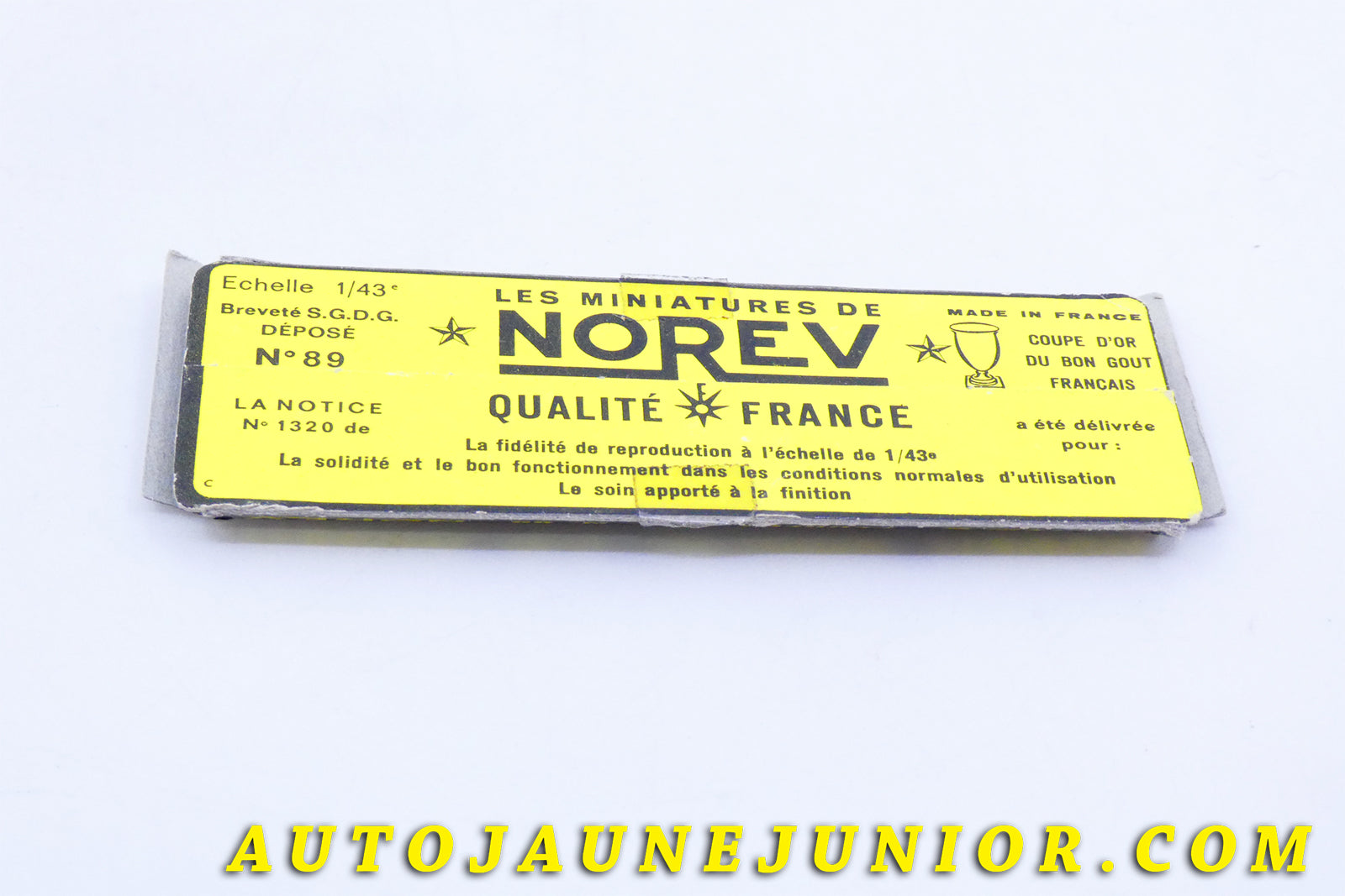 Le #3985 - Norev - Peugeot - Socle original boite Mica - 304 (Rare !) est en vente sur Auto Jaune Junior ! Tekno, Politoys, Mebetoys, Mercury, Joal, Diapet, Märklin, TootsieToys.Vous avez le même jouet ? Profitez de notre expertise pour vous accompagner dans la vente de vos modèles ou votre collection ! Nous achetons tous lots de miniatures ! Contactez nous ! contact@autojaunejunior.com. 