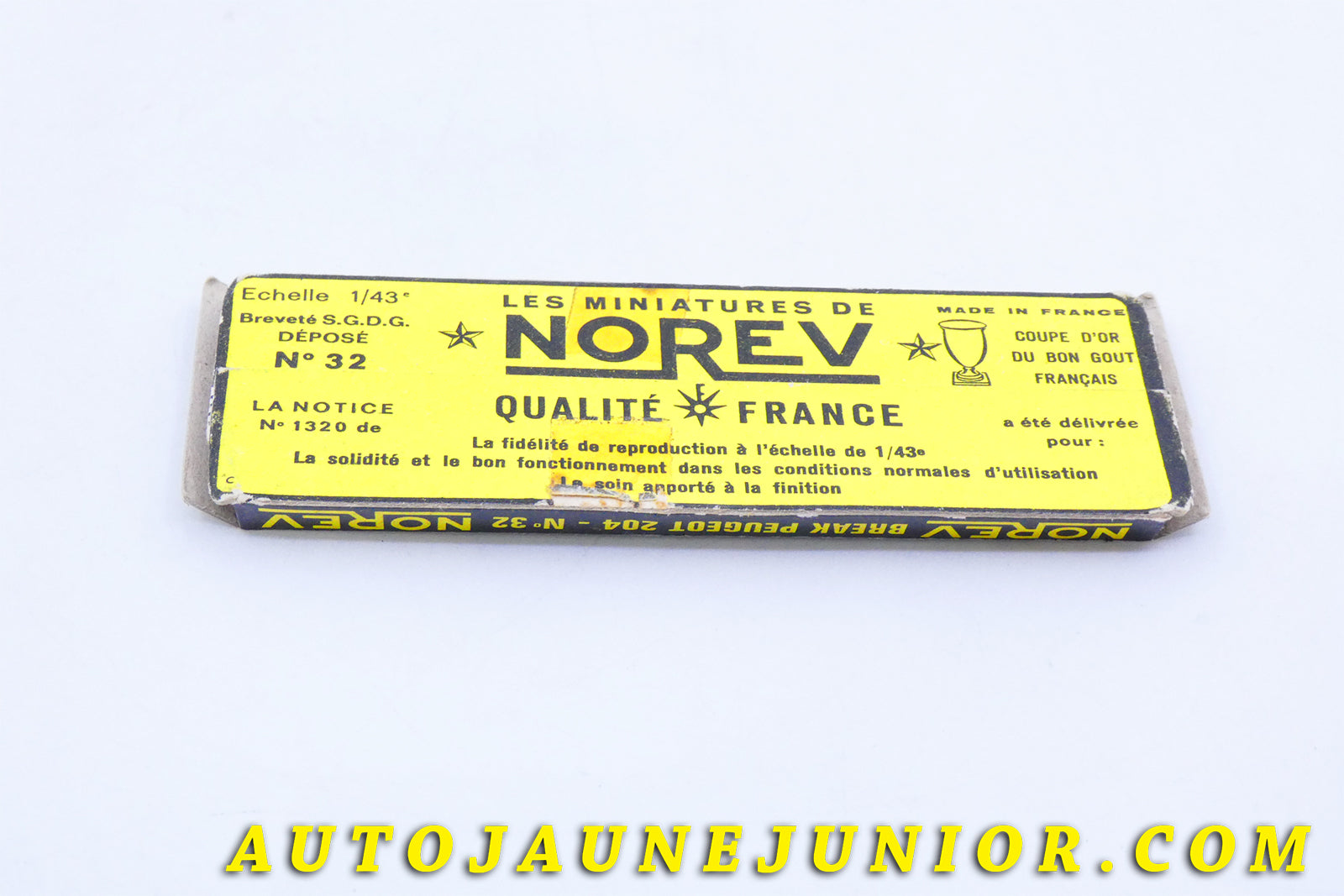 Le #3987 - Norev - Peugeot - Socle original boite Mica - 204 Break  (Rare !) est en vente sur Auto Jaune Junior ! Tekno, Politoys, Mebetoys, Mercury, Joal, Diapet, Märklin, TootsieToys.Vous avez le même jouet ? Profitez de notre expertise pour vous accompagner dans la vente de vos modèles ou votre collection ! Nous achetons tous lots de miniatures ! Contactez nous ! contact@autojaunejunior.com. 