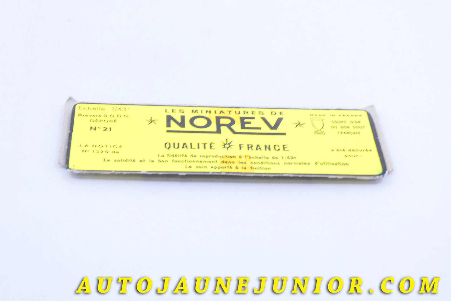 Le #3988 - Norev - Mercedes - Socle original boite Mica - 250 SE berline ( est en vente sur Auto Jaune Junior ! Tekno, Politoys, Mebetoys, Mercury, Joal, Diapet, Märklin, TootsieToys.Vous avez le même jouet ? Profitez de notre expertise pour vous accompagner dans la vente de vos modèles ou votre collection ! Nous achetons tous lots de miniatures ! Contactez nous ! contact@autojaunejunior.com. 
