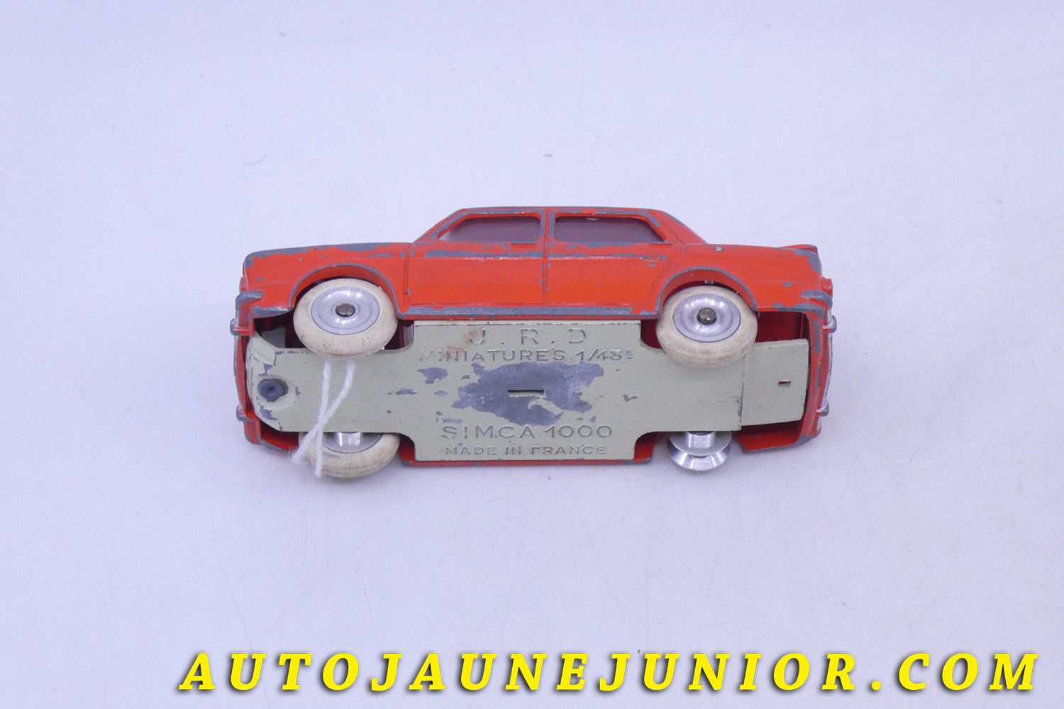 Le JRD Simca 1000 Berline (Rare Couleure) est en vente sur Auto Jaune Junior ! Découvrez nos collections de diecast Tekno, Politoys, Mebetoys, Mercury, Joal, Diapet, Märklin, TootsieToys.AutoJaune Junior ; Vous avez le même jouet ? Profitez de notre expertise pour vous accompagner dans la vente de vos modèles ou votre collection ! Nous achetons tous lots de miniatures ! Contactez nous !