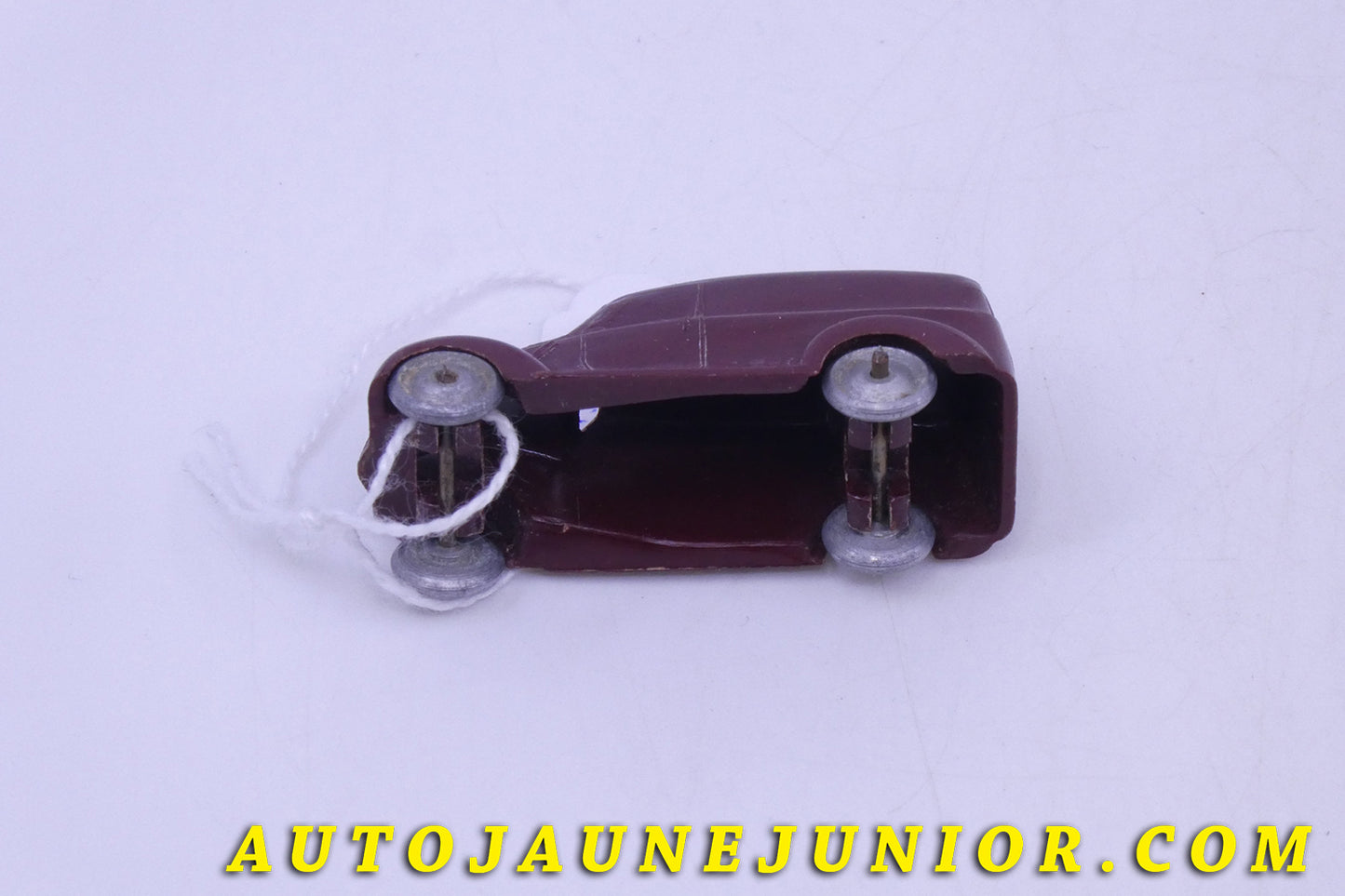 Le Rivarossi Fiat 1100 Camionette  est en vente sur Auto Jaune Junior ! Découvrez nos collections de diecast Tekno, Politoys, Mebetoys, Mercury, Joal, Diapet, Märklin, TootsieToys.AutoJaune Junior ; Vous avez le même jouet ? Profitez de notre expertise pour vous accompagner dans la vente de vos modèles ou votre collection ! Nous achetons tous lots de miniatures ! Contactez nous !