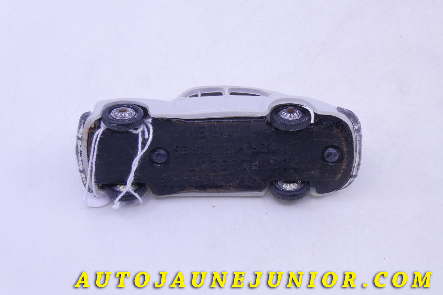 Le Norev Peugeot 203 Série Baby est en vente sur Auto Jaune Junior ! Découvrez nos collections de diecast Tekno, Politoys, Mebetoys, Mercury, Joal, Diapet, Märklin, TootsieToys.AutoJaune Junior ; Vous avez le même jouet ? Profitez de notre expertise pour vous accompagner dans la vente de vos modèles ou votre collection ! Nous achetons tous lots de miniatures ! Contactez nous !