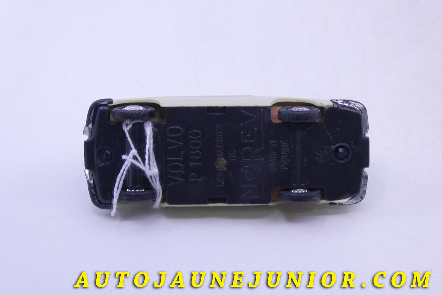 Le Norev Volvo P1800 Coupé est en vente sur Auto Jaune Junior ! Découvrez nos collections de diecast Tekno, Politoys, Mebetoys, Mercury, Joal, Diapet, Märklin, TootsieToys.AutoJaune Junior ; Vous avez le même jouet ? Profitez de notre expertise pour vous accompagner dans la vente de vos modèles ou votre collection ! Nous achetons tous lots de miniatures ! Contactez nous !