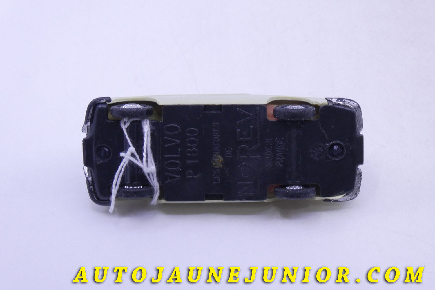 Le Norev Volvo P1800 Coupé est en vente sur Auto Jaune Junior ! Découvrez nos collections de diecast Tekno, Politoys, Mebetoys, Mercury, Joal, Diapet, Märklin, TootsieToys.AutoJaune Junior ; Vous avez le même jouet ? Profitez de notre expertise pour vous accompagner dans la vente de vos modèles ou votre collection ! Nous achetons tous lots de miniatures ! Contactez nous !