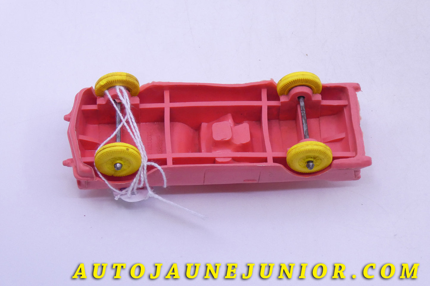 Le Auburn Ford Thunderbird cabriolet est en vente sur Auto Jaune Junior ! Découvrez nos collections de diecast Tekno, Politoys, Mebetoys, Mercury, Joal, Diapet, Märklin, TootsieToys.AutoJaune Junior ; Vous avez le même jouet ? Profitez de notre expertise pour vous accompagner dans la vente de vos modèles ou votre collection ! Nous achetons tous lots de miniatures ! Contactez nous !