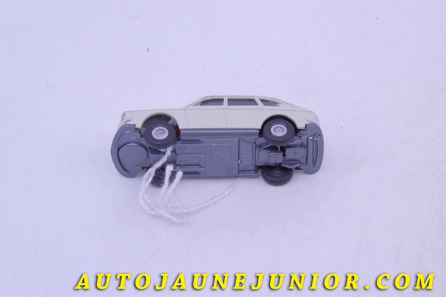 Le Wiking Volkswagen 411 Berline est en vente sur Auto Jaune Junior ! Découvrez nos collections de diecast Tekno, Politoys, Mebetoys, Mercury, Joal, Diapet, Märklin, TootsieToys.AutoJaune Junior ; Vous avez le même jouet ? Profitez de notre expertise pour vous accompagner dans la vente de vos modèles ou votre collection ! Nous achetons tous lots de miniatures ! Contactez nous !