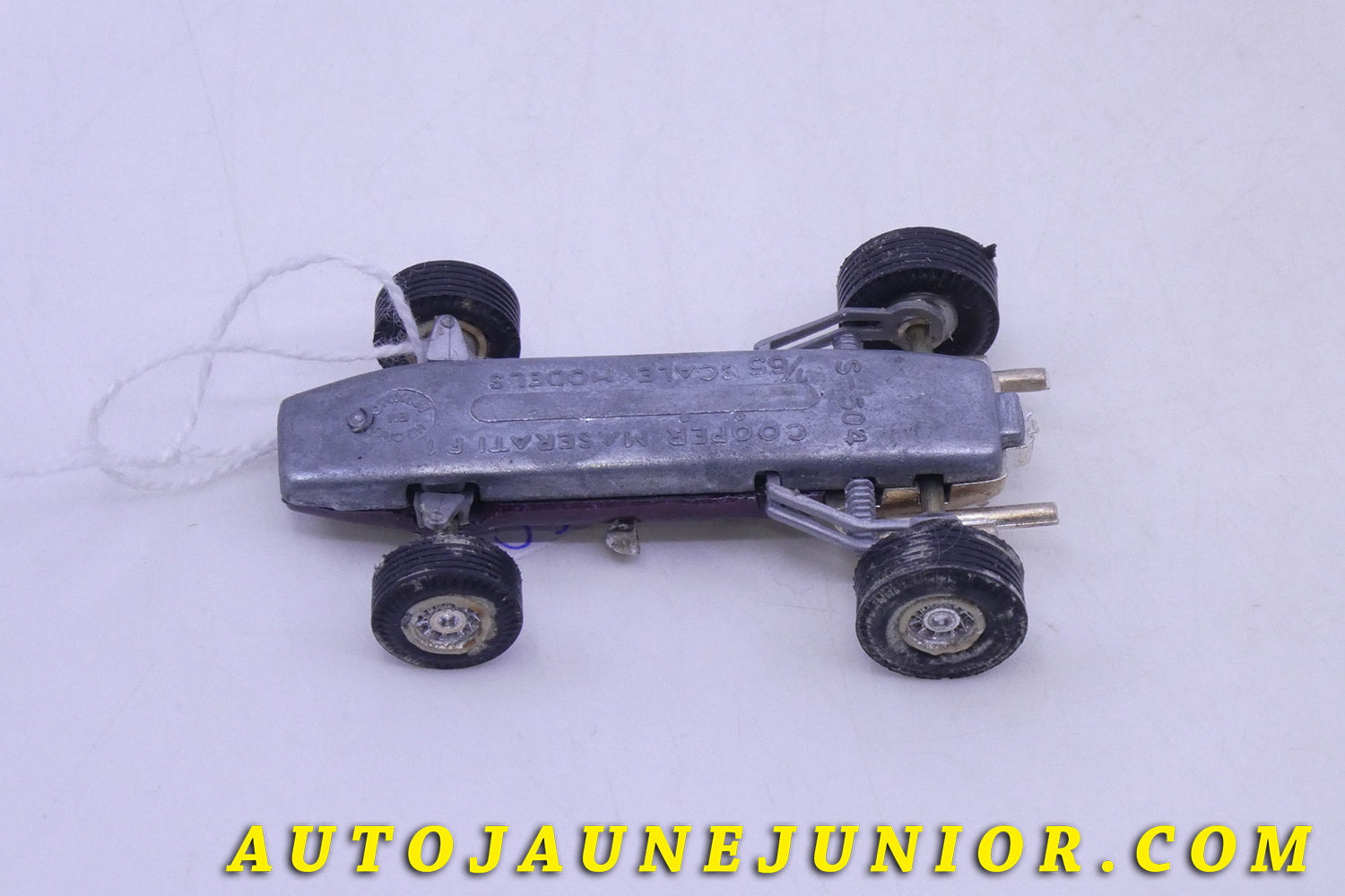 Le Politoys Maseratti Cooper (Mac Gregor !) est en vente sur Auto Jaune Junior ! Découvrez nos collections de diecast Tekno, Politoys, Mebetoys, Mercury, Joal, Diapet, Märklin, TootsieToys.AutoJaune Junior ; Vous avez le même jouet ? Profitez de notre expertise pour vous accompagner dans la vente de vos modèles ou votre collection ! Nous achetons tous lots de miniatures ! Contactez nous !