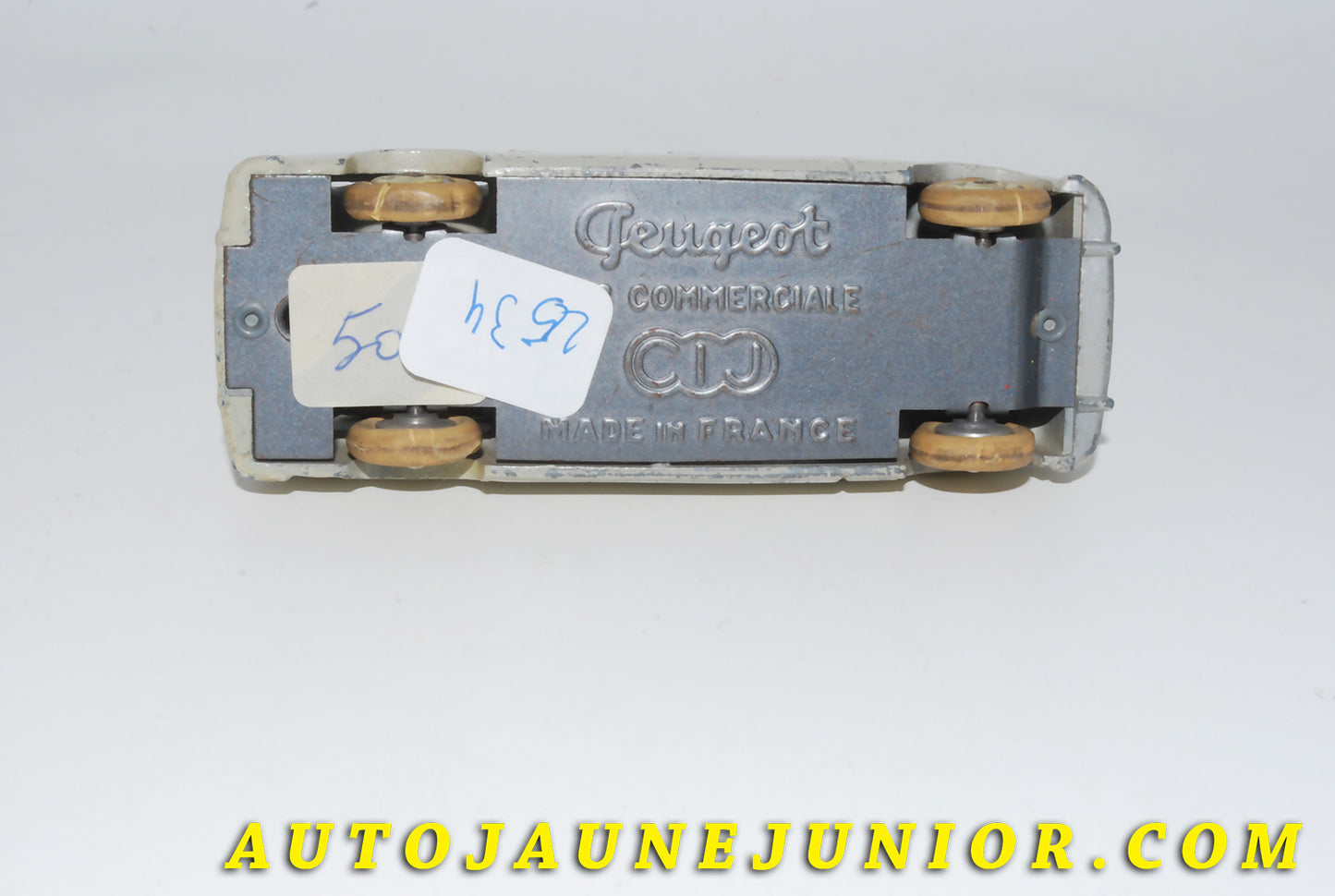 Le #4106 - C-I-J - Peugeot - 403 familiale est en vente sur Auto Jaune Junior ! Tekno, Politoys, Mebetoys, Mercury, Joal, Diapet, Märklin, TootsieToys.Vous avez le même jouet ? Profitez de notre expertise pour vous accompagner dans la vente de vos modèles ou votre collection ! Nous achetons tous lots de miniatures ! Contactez nous ! contact@autojaunejunior.com. 