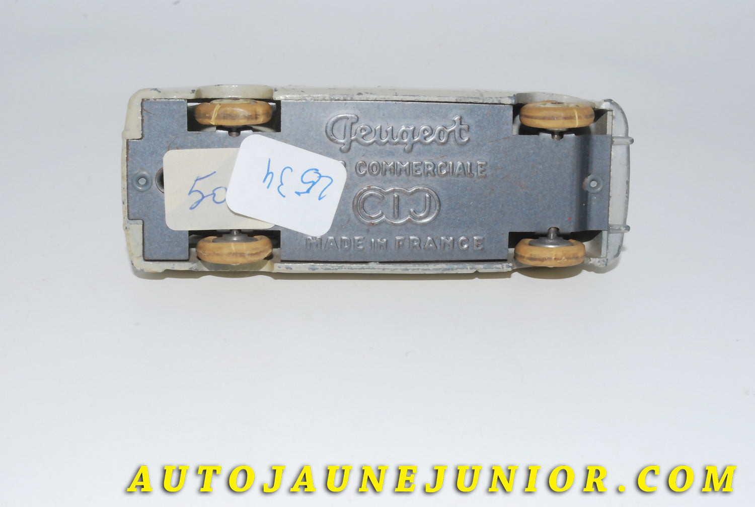 Le #4106 - C-I-J - Peugeot - 403 familiale est en vente sur Auto Jaune Junior ! Tekno, Politoys, Mebetoys, Mercury, Joal, Diapet, Märklin, TootsieToys.Vous avez le même jouet ? Profitez de notre expertise pour vous accompagner dans la vente de vos modèles ou votre collection ! Nous achetons tous lots de miniatures ! Contactez nous ! contact@autojaunejunior.com. 