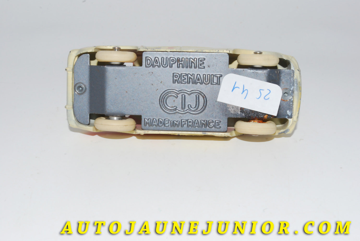 Le #4108 - C-I-J - Renault - Dauphine Bicolore (RARE !) est en vente sur Auto Jaune Junior ! Tekno, Politoys, Mebetoys, Mercury, Joal, Diapet, Märklin, TootsieToys.Vous avez le même jouet ? Profitez de notre expertise pour vous accompagner dans la vente de vos modèles ou votre collection ! Nous achetons tous lots de miniatures ! Contactez nous ! contact@autojaunejunior.com. 