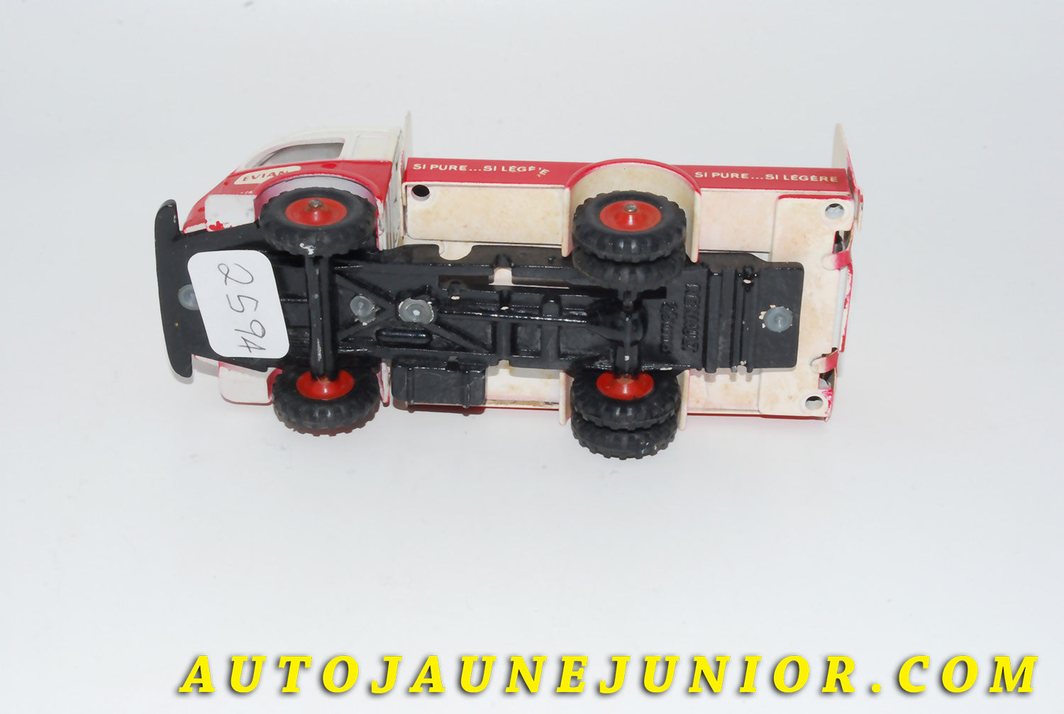 Le #4116 - C-I-J - Renault - 2,5T brasseur Evian est en vente sur Auto Jaune Junior ! Tekno, Politoys, Mebetoys, Mercury, Joal, Diapet, Märklin, TootsieToys.Vous avez le même jouet ? Profitez de notre expertise pour vous accompagner dans la vente de vos modèles ou votre collection ! Nous achetons tous lots de miniatures ! Contactez nous ! contact@autojaunejunior.com. 