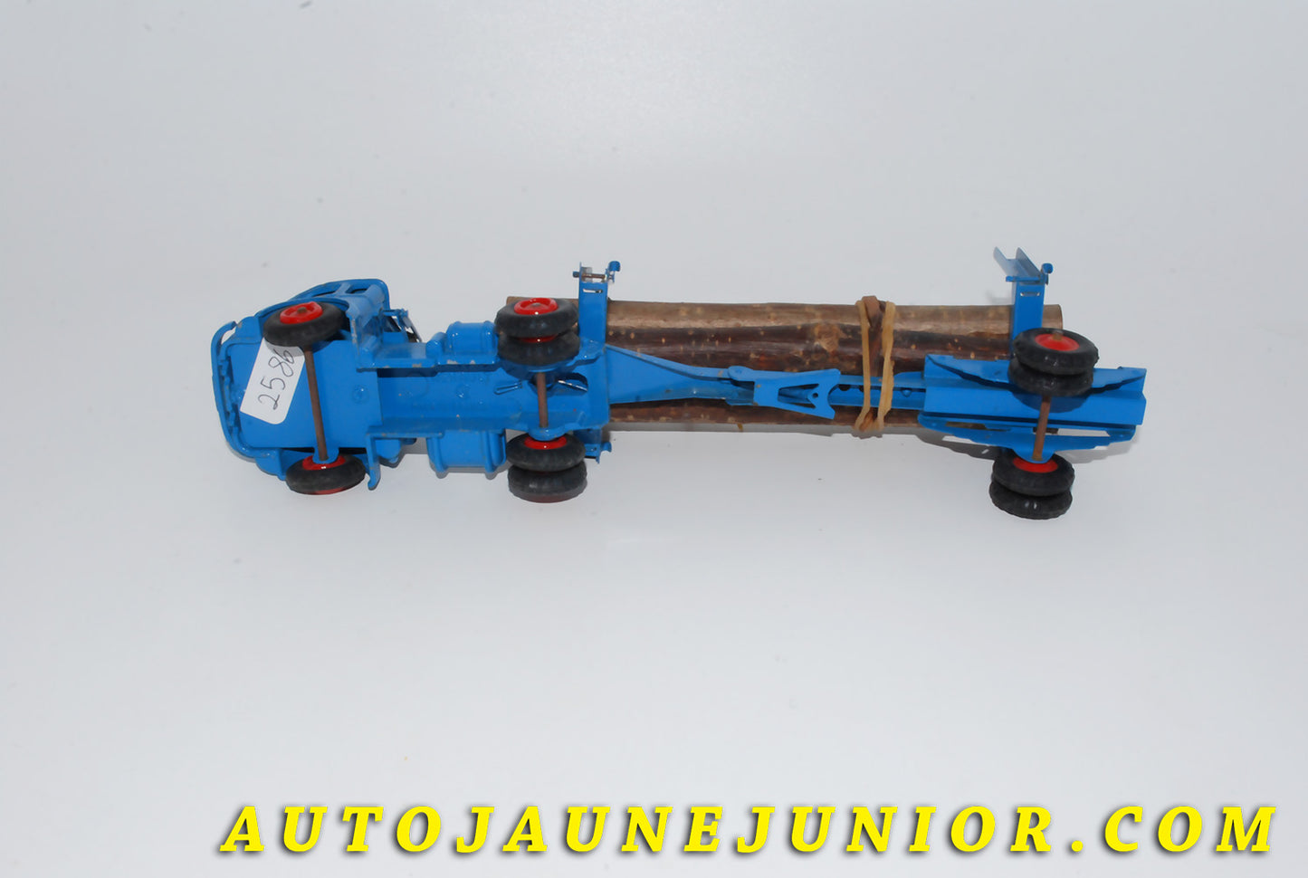 Le #4125 - C-I-J - Renault - 120cv tracteur semi remorque fardier est en vente sur Auto Jaune Junior ! Tekno, Politoys, Mebetoys, Mercury, Joal, Diapet, Märklin, TootsieToys.Vous avez le même jouet ? Profitez de notre expertise pour vous accompagner dans la vente de vos modèles ou votre collection ! Nous achetons tous lots de miniatures ! Contactez nous ! contact@autojaunejunior.com. 