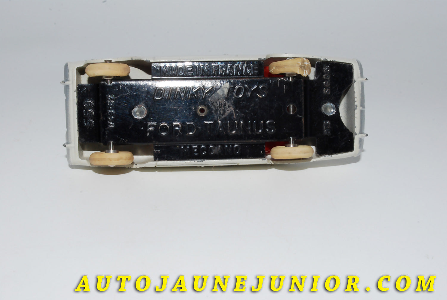 Le #4133 - Dinky Toys - Ford - Taunus est en vente sur Auto Jaune Junior ! Tekno, Politoys, Mebetoys, Mercury, Joal, Diapet, Märklin, TootsieToys.Vous avez le même jouet ? Profitez de notre expertise pour vous accompagner dans la vente de vos modèles ou votre collection ! Nous achetons tous lots de miniatures ! Contactez nous ! contact@autojaunejunior.com. 