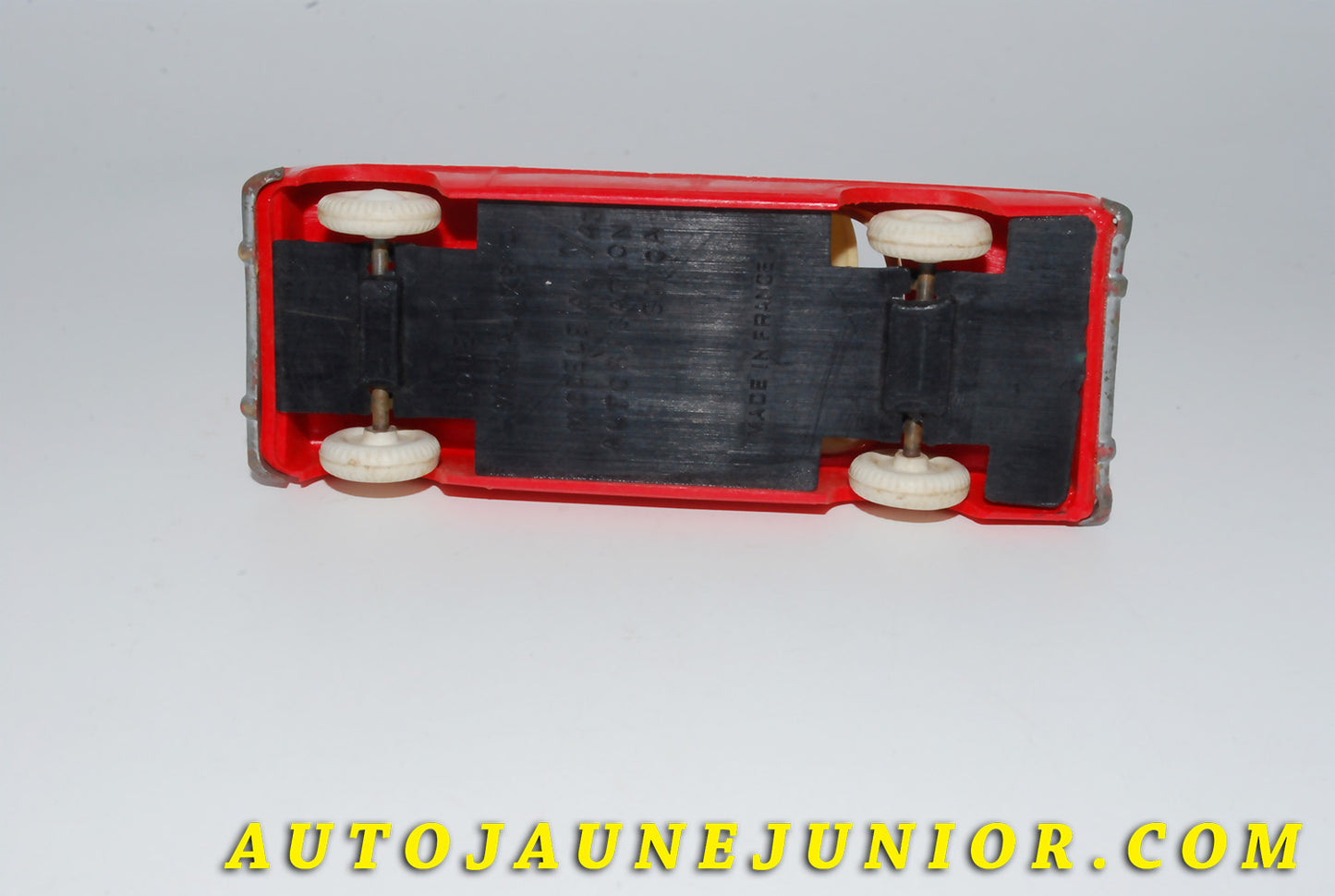 Le #4135 - Minialuxe - Simca - Versailles est en vente sur Auto Jaune Junior ! Tekno, Politoys, Mebetoys, Mercury, Joal, Diapet, Märklin, TootsieToys.Vous avez le même jouet ? Profitez de notre expertise pour vous accompagner dans la vente de vos modèles ou votre collection ! Nous achetons tous lots de miniatures ! Contactez nous ! contact@autojaunejunior.com. 
