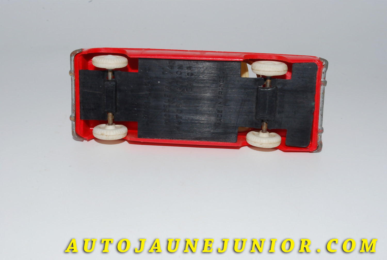 Le #4135 - Minialuxe - Simca - Versailles est en vente sur Auto Jaune Junior ! Tekno, Politoys, Mebetoys, Mercury, Joal, Diapet, Märklin, TootsieToys.Vous avez le même jouet ? Profitez de notre expertise pour vous accompagner dans la vente de vos modèles ou votre collection ! Nous achetons tous lots de miniatures ! Contactez nous ! contact@autojaunejunior.com. 