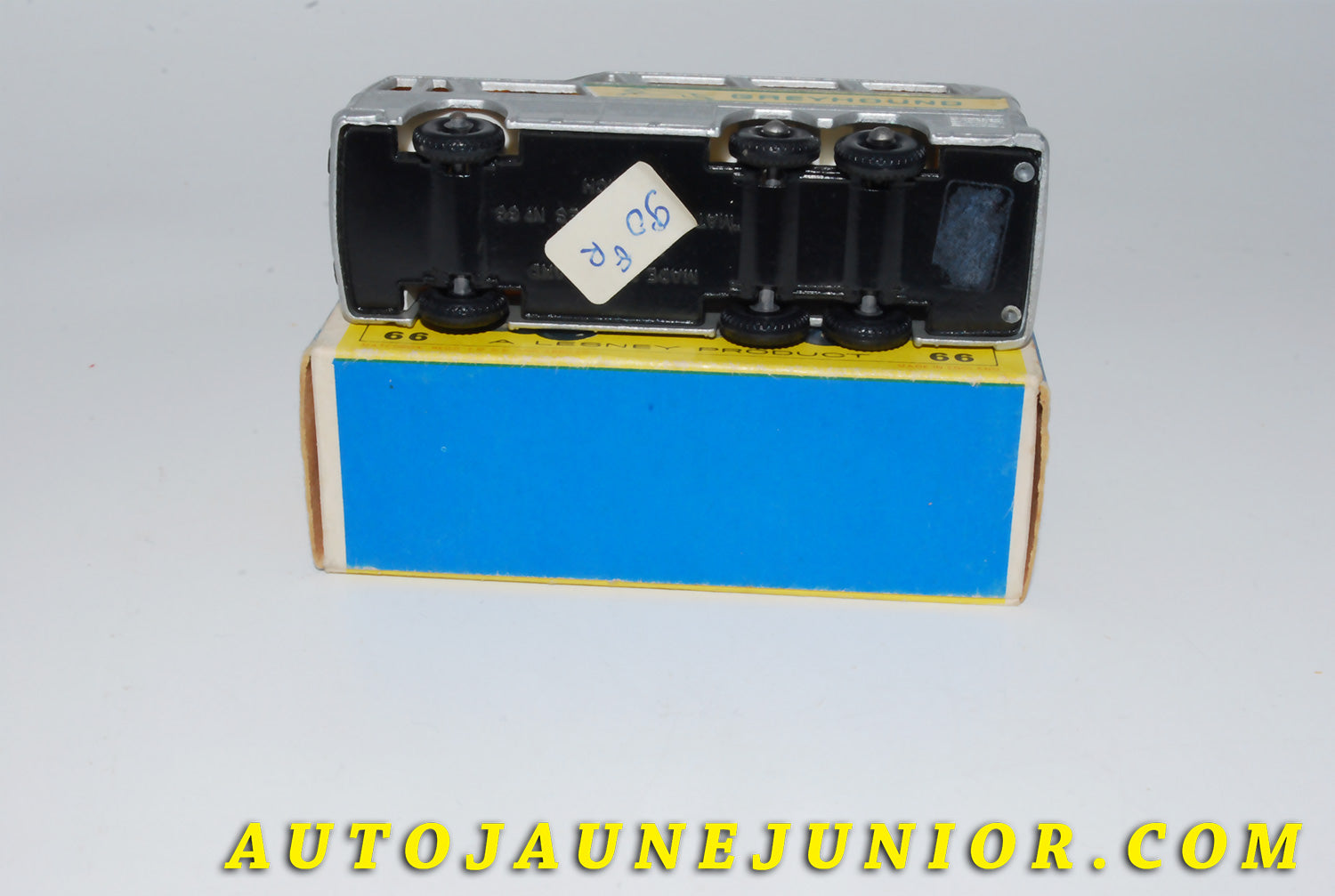Le #4145 - Matchbox - GMC - scenicruiser Greyhound est en vente sur Auto Jaune Junior ! Tekno, Politoys, Mebetoys, Mercury, Joal, Diapet, Märklin, TootsieToys.Vous avez le même jouet ? Profitez de notre expertise pour vous accompagner dans la vente de vos modèles ou votre collection ! Nous achetons tous lots de miniatures ! Contactez nous ! contact@autojaunejunior.com. 