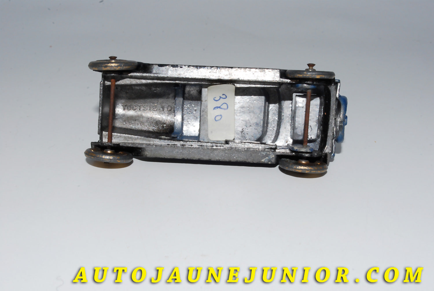 Le #4147 - Tootsietoys - Oldsmobile - Torpédo est en vente sur Auto Jaune Junior ! Tekno, Politoys, Mebetoys, Mercury, Joal, Diapet, Märklin, TootsieToys.Vous avez le même jouet ? Profitez de notre expertise pour vous accompagner dans la vente de vos modèles ou votre collection ! Nous achetons tous lots de miniatures ! Contactez nous ! contact@autojaunejunior.com. 