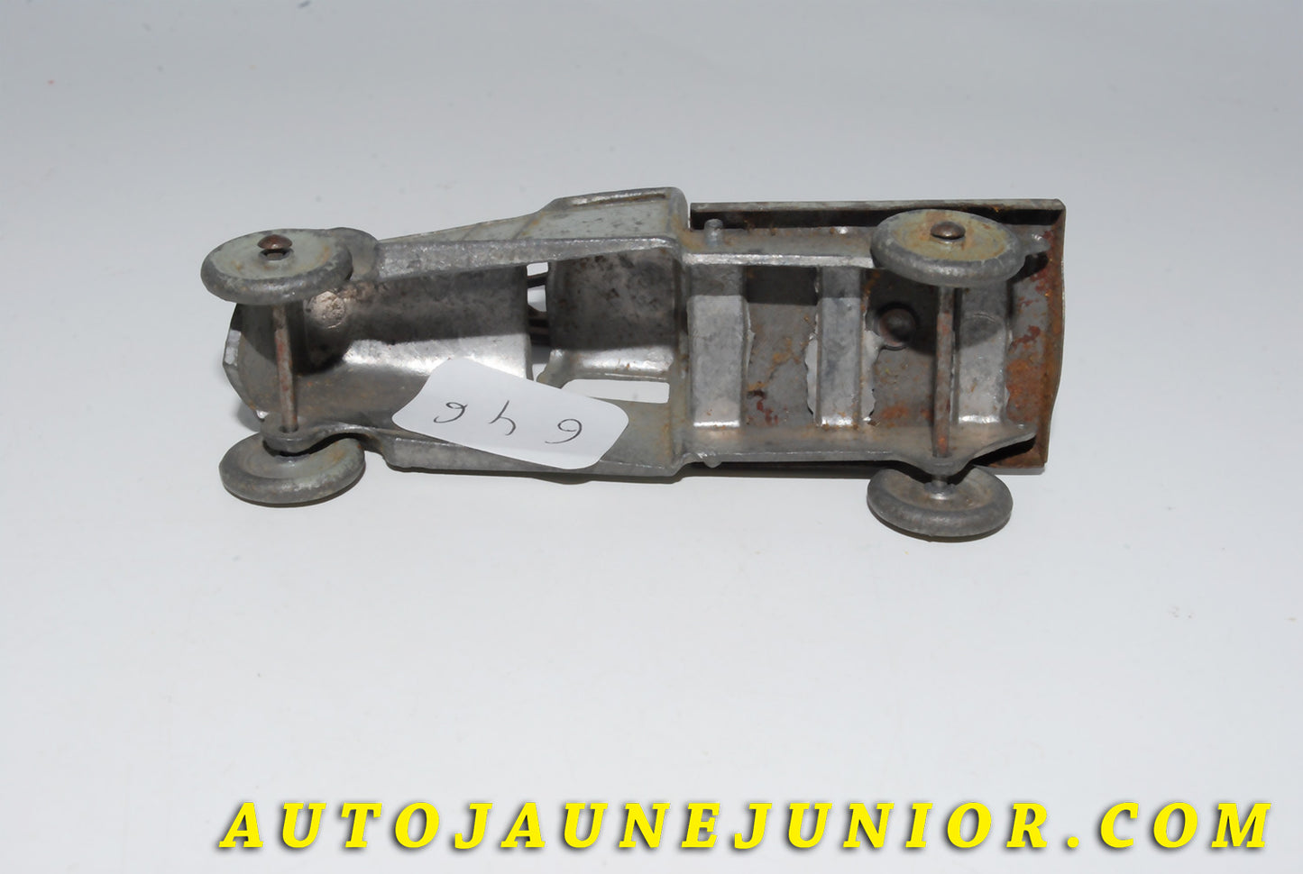 Le #4148 - AR - Peugeot - 301 plateau avec grue est en vente sur Auto Jaune Junior ! Tekno, Politoys, Mebetoys, Mercury, Joal, Diapet, Märklin, TootsieToys.Vous avez le même jouet ? Profitez de notre expertise pour vous accompagner dans la vente de vos modèles ou votre collection ! Nous achetons tous lots de miniatures ! Contactez nous ! contact@autojaunejunior.com. 