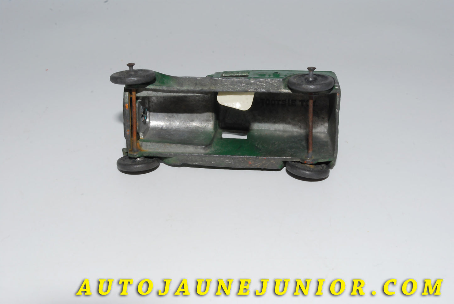 Le #4149 - Tootsietoys - Ford - "A" camionnette US mail est en vente sur Auto Jaune Junior ! Tekno, Politoys, Mebetoys, Mercury, Joal, Diapet, Märklin, TootsieToys.Vous avez le même jouet ? Profitez de notre expertise pour vous accompagner dans la vente de vos modèles ou votre collection ! Nous achetons tous lots de miniatures ! Contactez nous ! contact@autojaunejunior.com. 