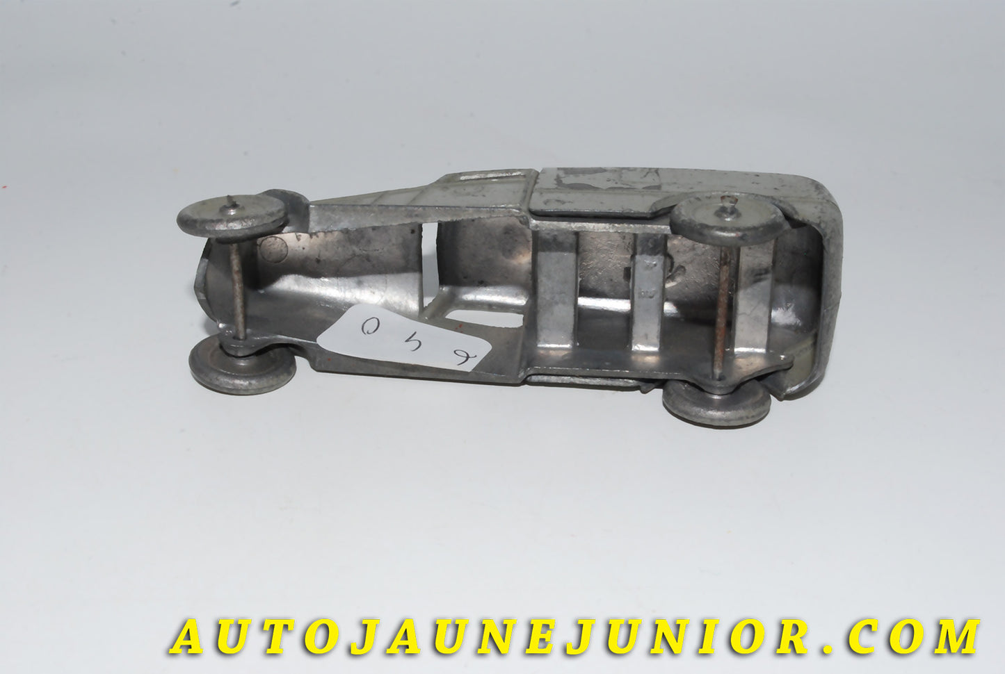 Le #4150 - AR - Peugeot - 301 fourgon ambulance militaire est en vente sur Auto Jaune Junior ! Tekno, Politoys, Mebetoys, Mercury, Joal, Diapet, Märklin, TootsieToys.Vous avez le même jouet ? Profitez de notre expertise pour vous accompagner dans la vente de vos modèles ou votre collection ! Nous achetons tous lots de miniatures ! Contactez nous ! contact@autojaunejunior.com. 