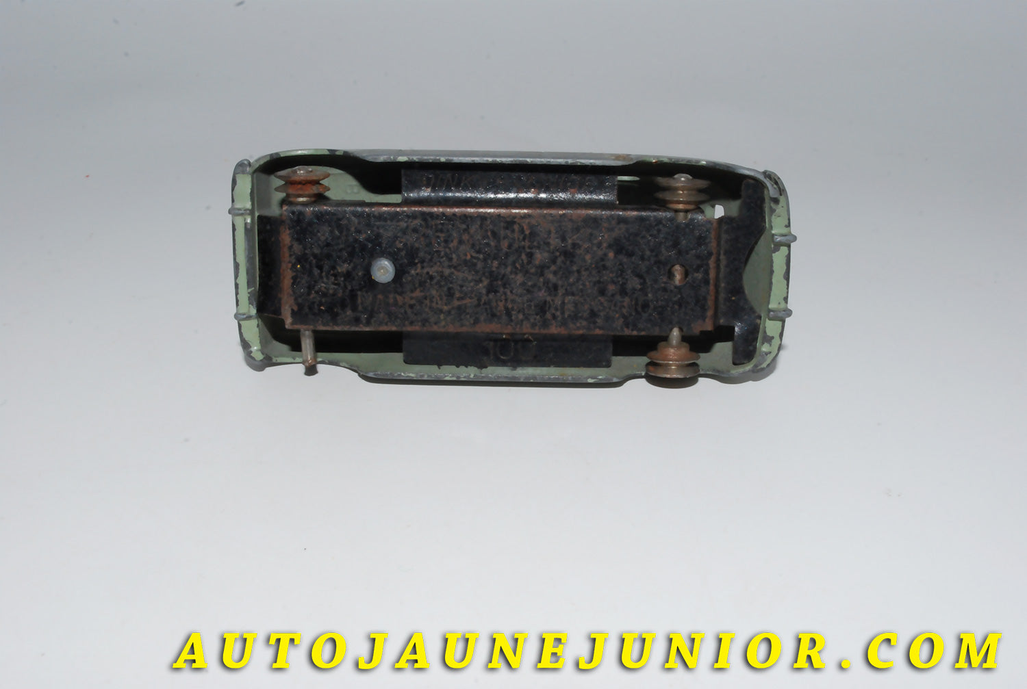 Le #4160 - Dinky Toys - Renault - 4 L Junior  est en vente sur Auto Jaune Junior ! Tekno, Politoys, Mebetoys, Mercury, Joal, Diapet, Märklin, TootsieToys.Vous avez le même jouet ? Profitez de notre expertise pour vous accompagner dans la vente de vos modèles ou votre collection ! Nous achetons tous lots de miniatures ! Contactez nous ! contact@autojaunejunior.com. 