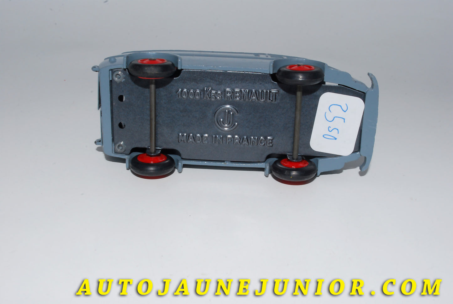 Le #4164 - C-I-J - Renault - 1000 Kgs - Type 1 - Interessante nuance de couleur est en vente sur Auto Jaune Junior ! Tekno, Politoys, Mebetoys, Mercury, Joal, Diapet, Märklin, TootsieToys.Vous avez le même jouet ? Profitez de notre expertise pour vous accompagner dans la vente de vos modèles ou votre collection ! Nous achetons tous lots de miniatures ! Contactez nous ! contact@autojaunejunior.com. 
