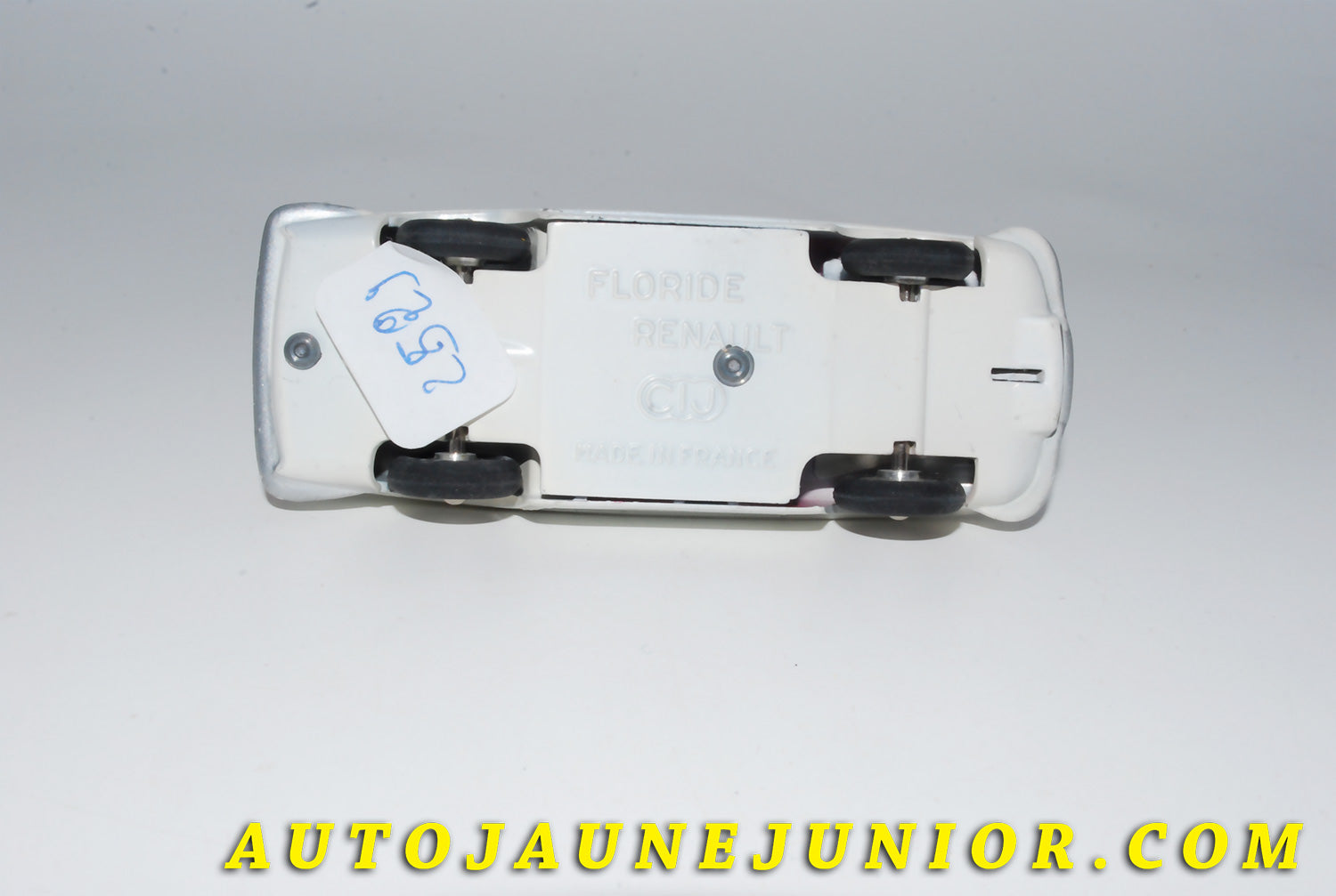 Le #4166 - C-I-J - Renault - Floride Cabriolet est en vente sur Auto Jaune Junior ! Tekno, Politoys, Mebetoys, Mercury, Joal, Diapet, Märklin, TootsieToys.Vous avez le même jouet ? Profitez de notre expertise pour vous accompagner dans la vente de vos modèles ou votre collection ! Nous achetons tous lots de miniatures ! Contactez nous ! contact@autojaunejunior.com. 