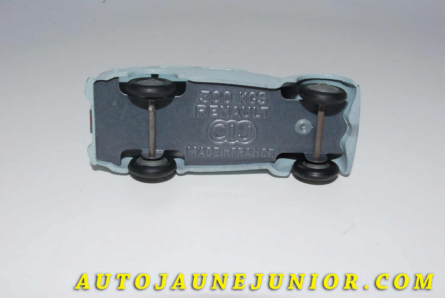 Le #4167 - C-I-J - Renault - 300Kgs break est en vente sur Auto Jaune Junior ! Tekno, Politoys, Mebetoys, Mercury, Joal, Diapet, Märklin, TootsieToys.Vous avez le même jouet ? Profitez de notre expertise pour vous accompagner dans la vente de vos modèles ou votre collection ! Nous achetons tous lots de miniatures ! Contactez nous ! contact@autojaunejunior.com. 