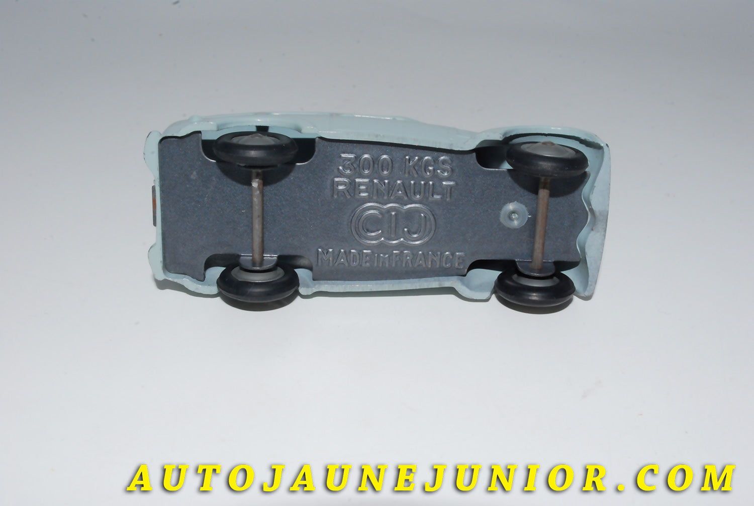 Le #4167 - C-I-J - Renault - 300Kgs break est en vente sur Auto Jaune Junior ! Tekno, Politoys, Mebetoys, Mercury, Joal, Diapet, Märklin, TootsieToys.Vous avez le même jouet ? Profitez de notre expertise pour vous accompagner dans la vente de vos modèles ou votre collection ! Nous achetons tous lots de miniatures ! Contactez nous ! contact@autojaunejunior.com. 