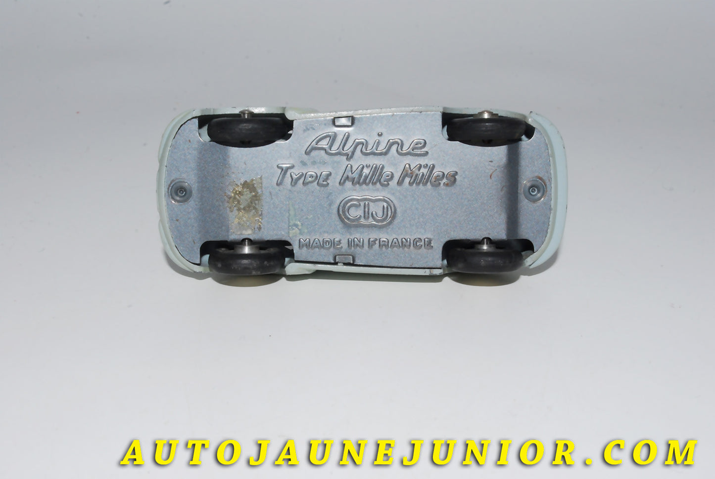 Le #4170 -   - Alpine - A106 Type Mille Miles (Sans Vitrage) Version atypique avec type de jantes différentes ! est en vente sur Auto Jaune Junior ! Tekno, Politoys, Mebetoys, Mercury, Joal, Diapet, Märklin, TootsieToys.Vous avez le même jouet ? Profitez de notre expertise pour vous accompagner dans la vente de vos modèles ou votre collection ! Nous achetons tous lots de miniatures ! Contactez nous ! contact@autojaunejunior.com. 