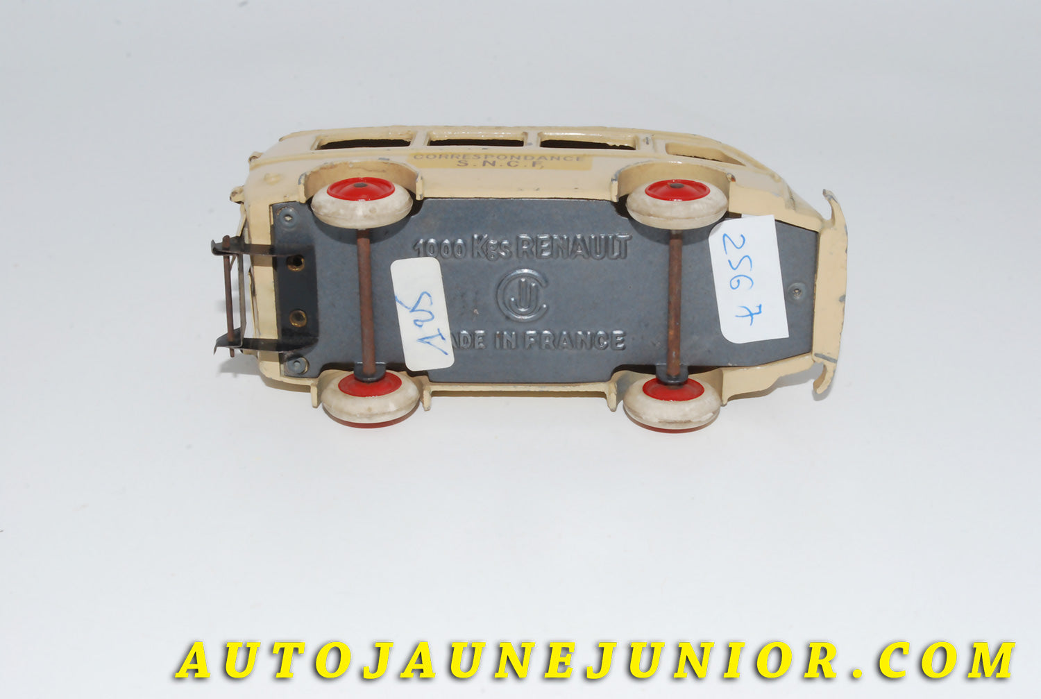Le #4181 - C-I-J - Renault - 1000Kgs car correspondance SNCF est en vente sur Auto Jaune Junior ! Tekno, Politoys, Mebetoys, Mercury, Joal, Diapet, Märklin, TootsieToys.Vous avez le même jouet ? Profitez de notre expertise pour vous accompagner dans la vente de vos modèles ou votre collection ! Nous achetons tous lots de miniatures ! Contactez nous ! contact@autojaunejunior.com. 