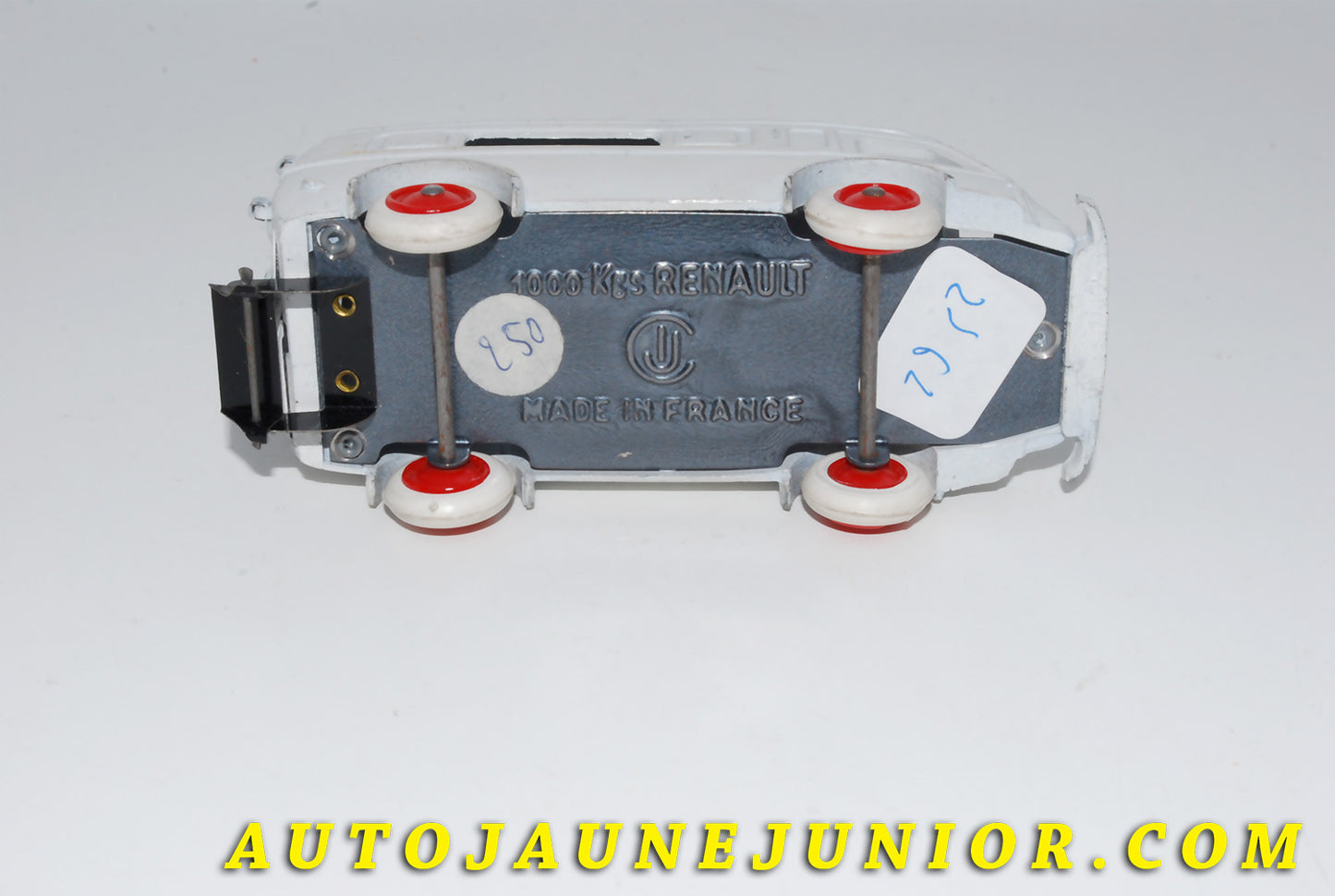 Le #4183 - C-I-J - Renault - 1000Kgs ambulance Municipale est en vente sur Auto Jaune Junior ! Tekno, Politoys, Mebetoys, Mercury, Joal, Diapet, Märklin, TootsieToys.Vous avez le même jouet ? Profitez de notre expertise pour vous accompagner dans la vente de vos modèles ou votre collection ! Nous achetons tous lots de miniatures ! Contactez nous ! contact@autojaunejunior.com. 